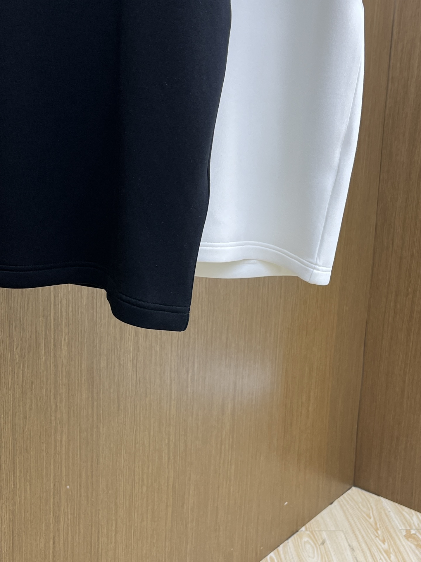 🔥 BBR 2025秋冬 圆领刺绣短袖T恤打底衫 元素性的Logo徽章凸显休闲时尚魅力,依然独领时尚风骚