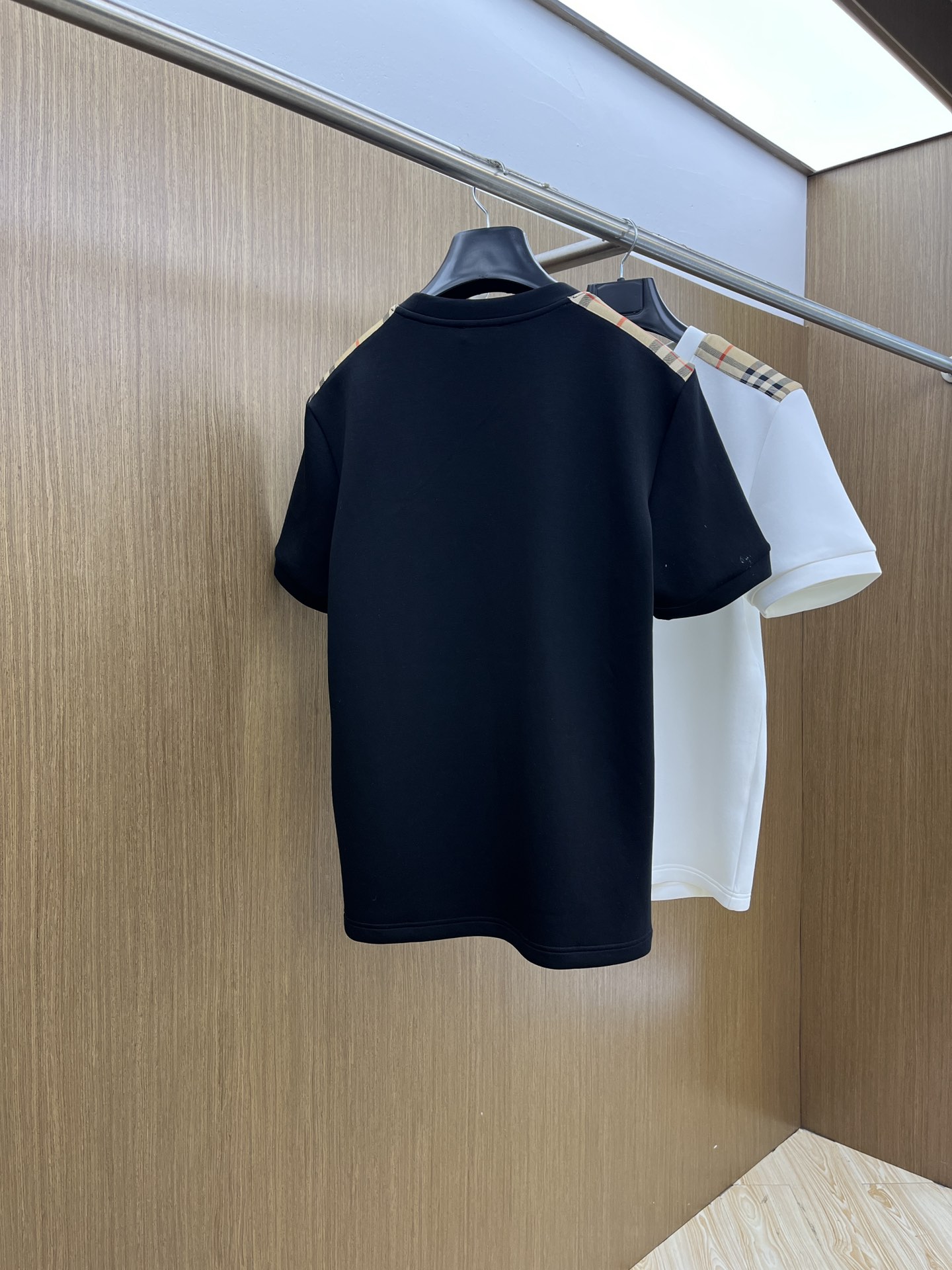 🔥 BBR 2025秋冬 圆领刺绣短袖T恤打底衫 元素性的Logo徽章凸显休闲时尚魅力,依然独领时尚风骚