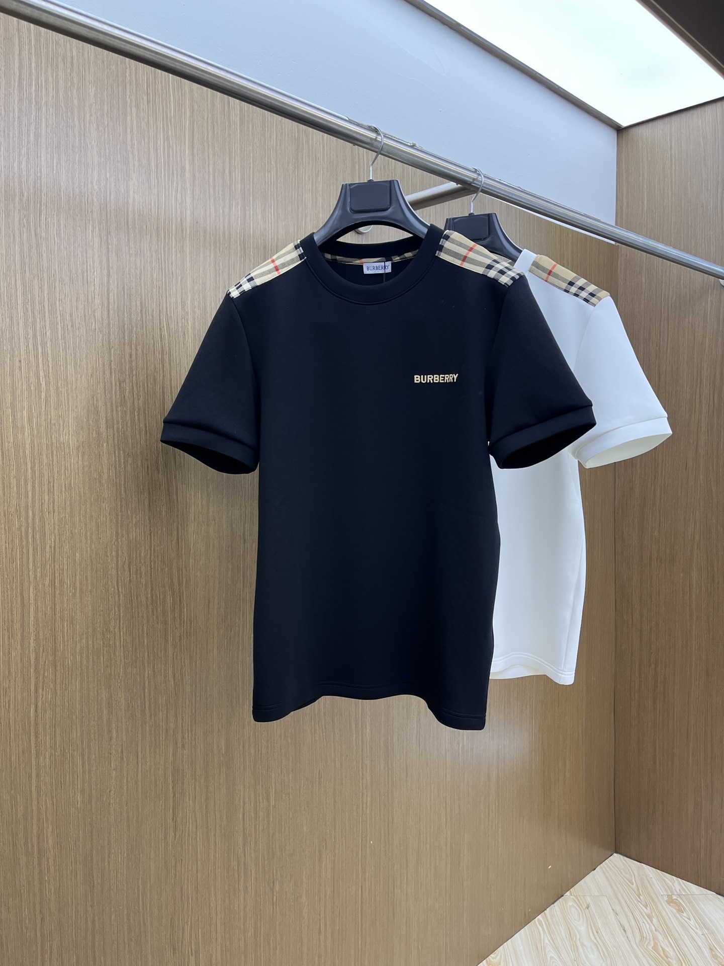 🔥 BBR 2025秋冬 圆领刺绣短袖T恤打底衫 元素性的Logo徽章凸显休闲时尚魅力,依然独领时尚风骚