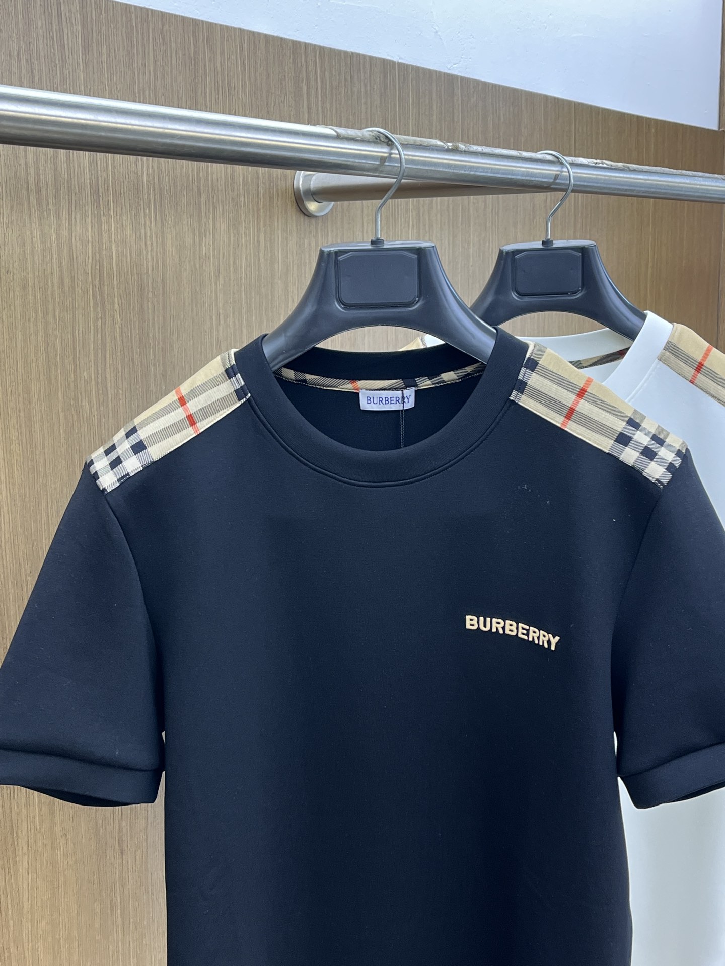 🔥 BBR 2025秋冬 圆领刺绣短袖T恤打底衫 元素性的Logo徽章凸显休闲时尚魅力,依然独领时尚风骚