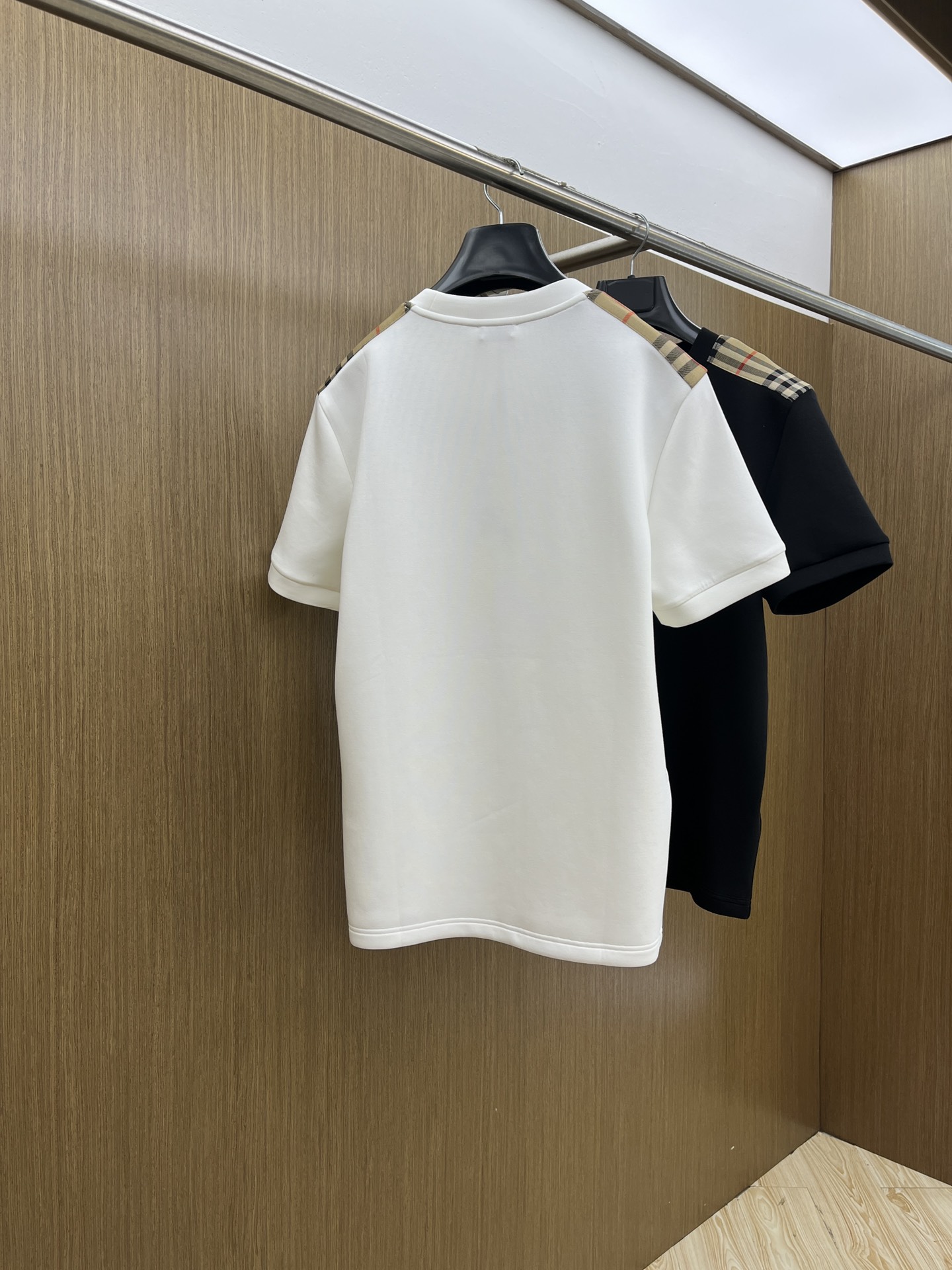 🔥 BBR 2025秋冬 圆领刺绣短袖T恤打底衫 元素性的Logo徽章凸显休闲时尚魅力,依然独领时尚风骚