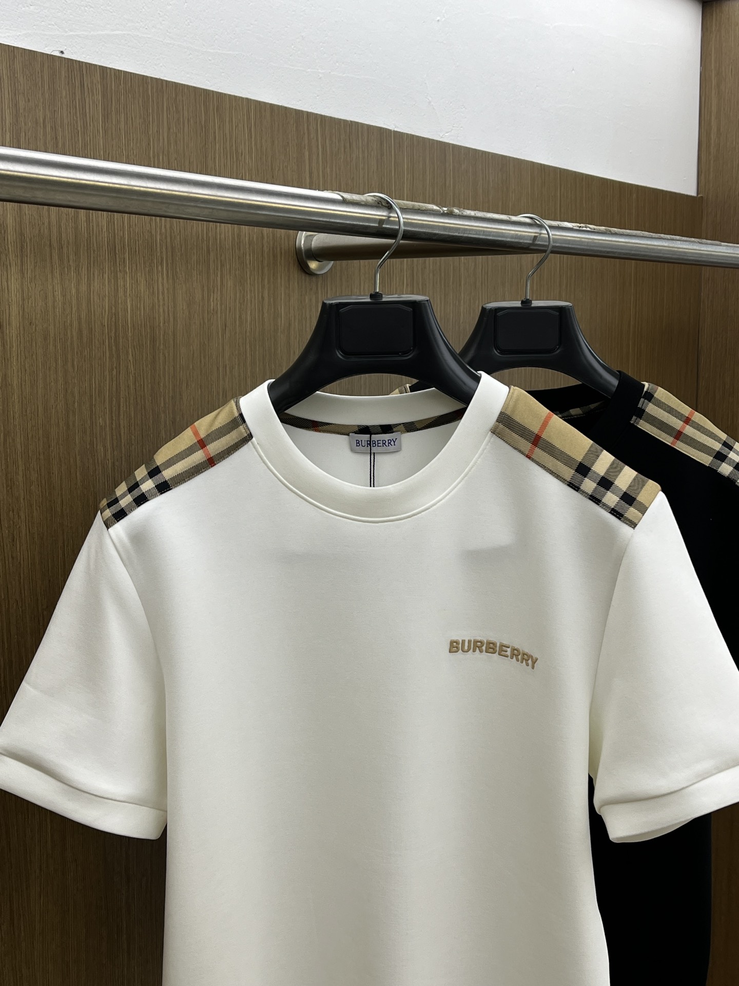 🔥 BBR 2025秋冬 圆领刺绣短袖T恤打底衫 元素性的Logo徽章凸显休闲时尚魅力,依然独领时尚风骚