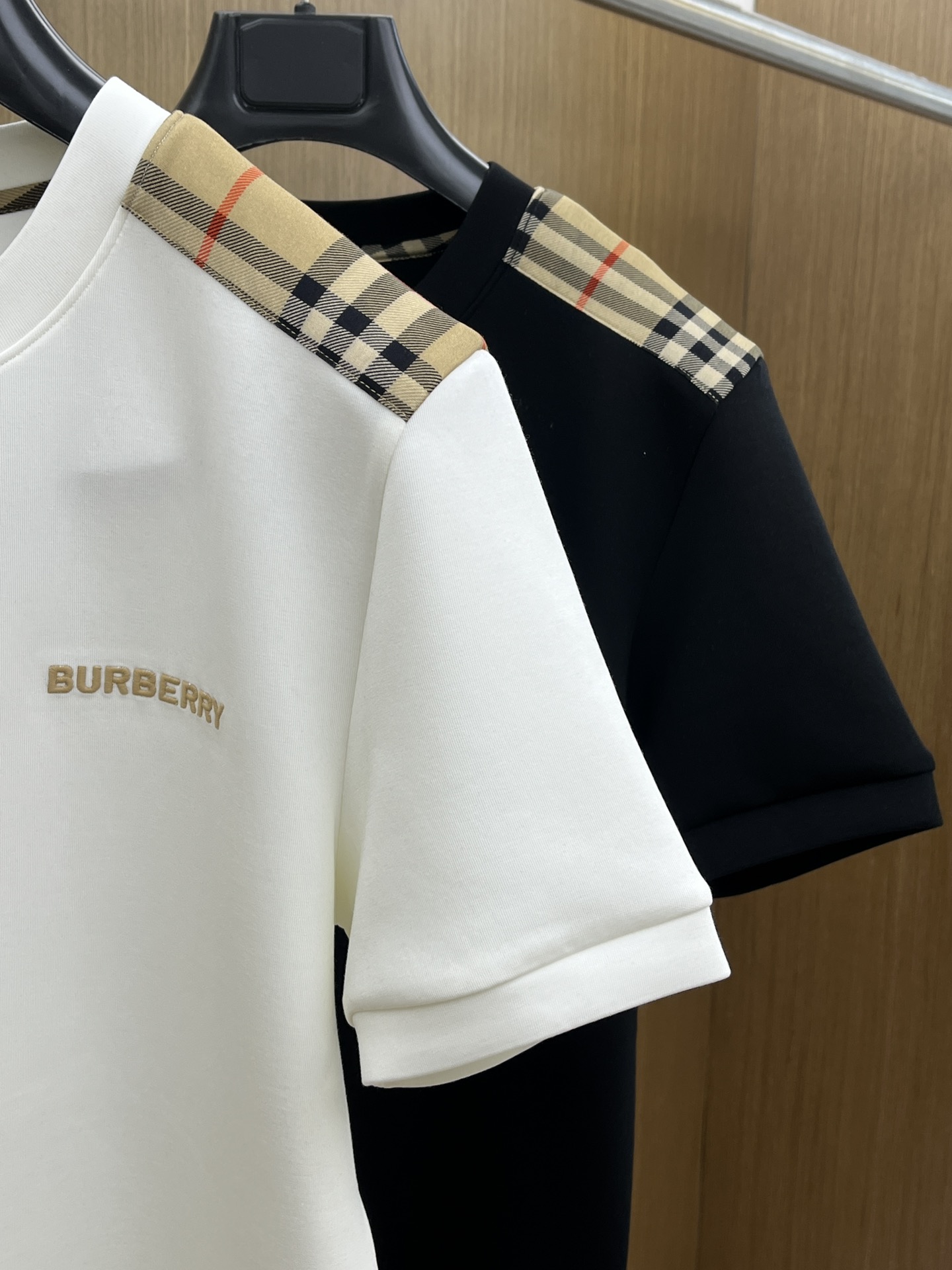 🔥 BBR 2025秋冬 圆领刺绣短袖T恤打底衫 元素性的Logo徽章凸显休闲时尚魅力,依然独领时尚风骚