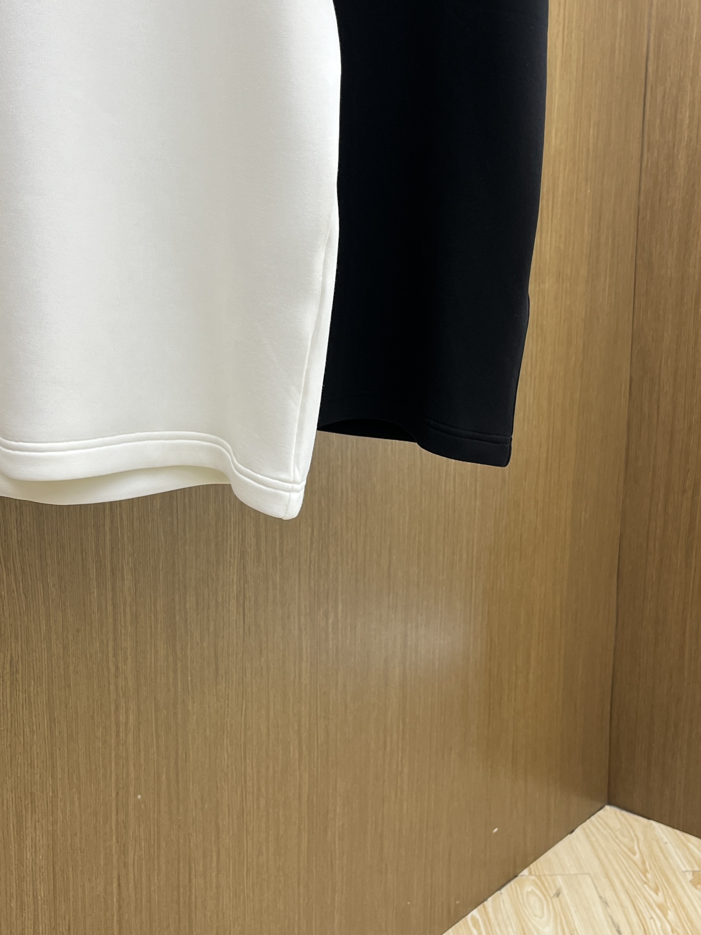 🔥 BBR 2025秋冬 圆领刺绣短袖T恤打底衫 元素性的Logo徽章凸显休闲时尚魅力,依然独领时尚风骚