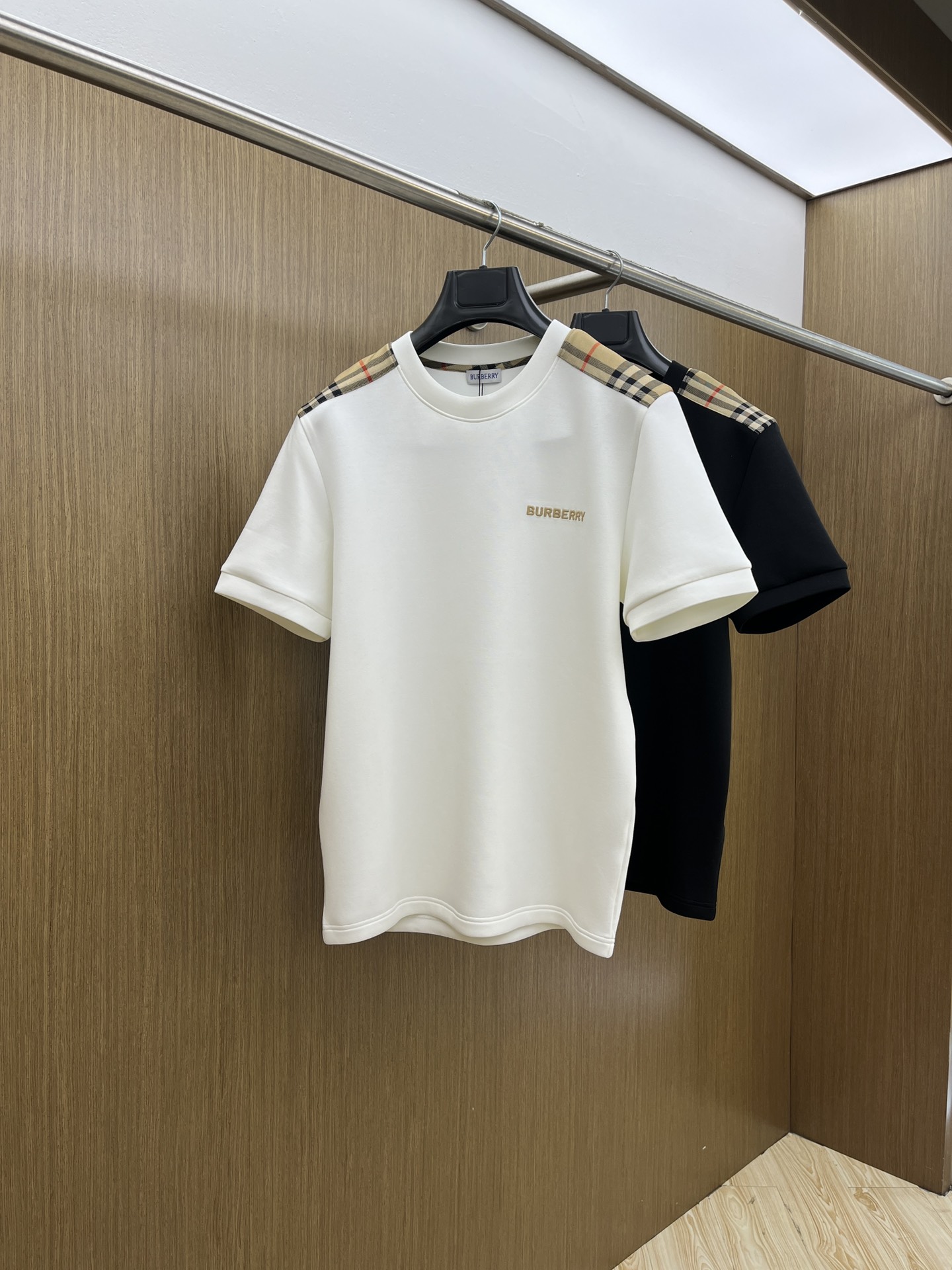 🔥 BBR 2025秋冬 圆领刺绣短袖T恤打底衫 元素性的Logo徽章凸显休闲时尚魅力,依然独领时尚风骚