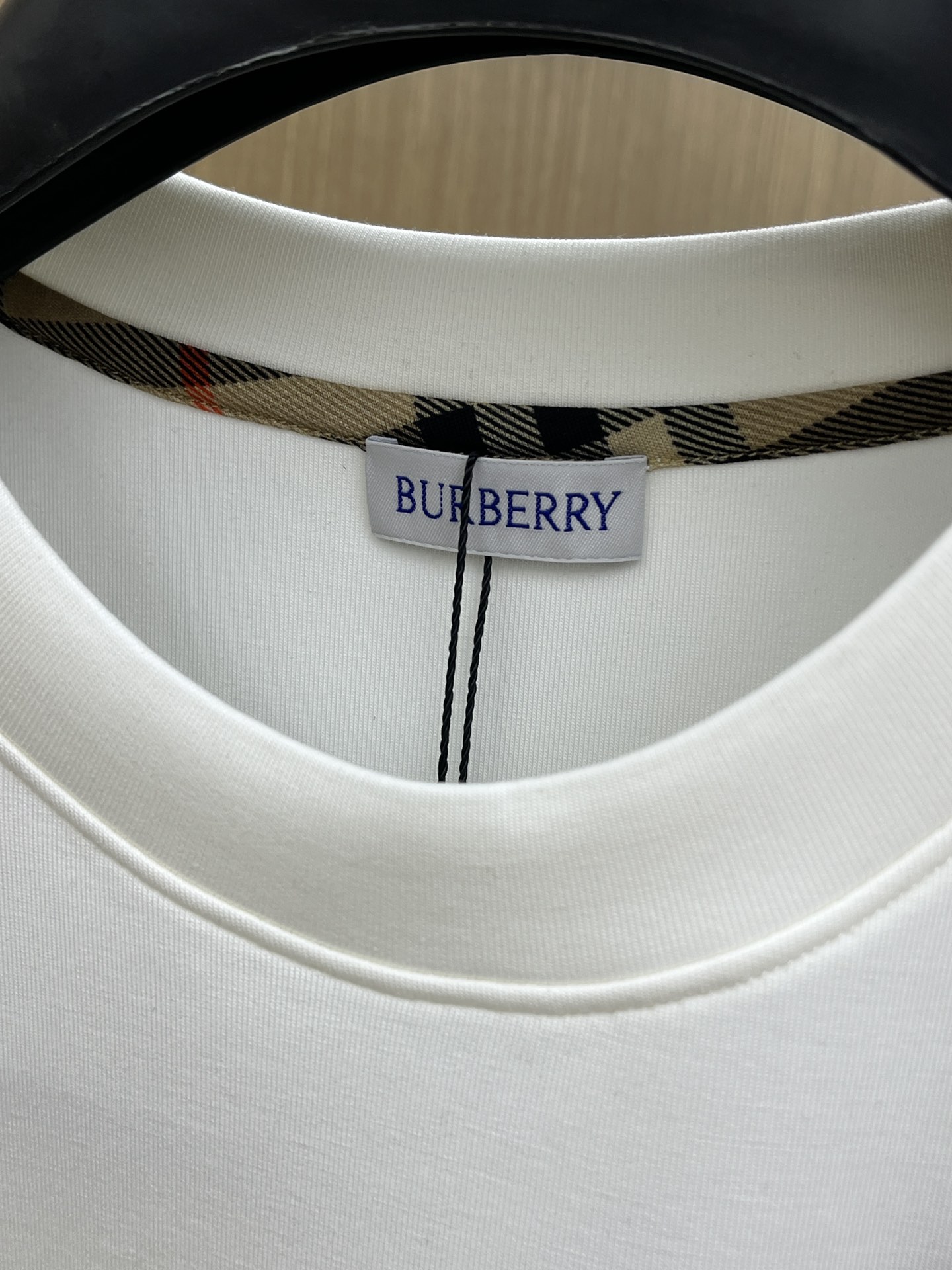 🔥 BBR 2025秋冬 圆领刺绣短袖T恤打底衫 元素性的Logo徽章凸显休闲时尚魅力,依然独领时尚风骚