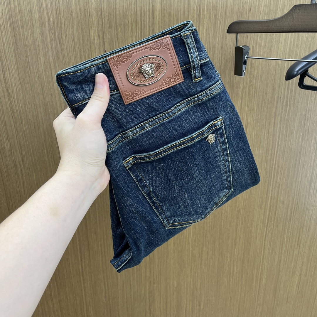 NO:513978,Autumn and winter Ver high-end customization, the latest jeans in early autumn 2025 are released simultaneously on the counter. Original custom reproduction. Customer-supplied hardware and accessories. Original quality. Imported fixed-color denim fabric. Heavy industry washing water. FDA fine workmanship and excellent upper body!  Selected single products, complete three standards, original single product, number 29-38, no 35. 37,,jeans,alexander wang19860909秋冬 Ver 高端定制、2025早秋最新款牛仔裤 柜台同步发售 原版定制复刻 客供五金辅料 原单品质 进口固色牛仔面料 重工洗水 fda做工走线精细 上身绝佳！优选单品 三标齐全 原单出品 码数29-38无35. 37,,jeans,alexander wang,Men's clothing