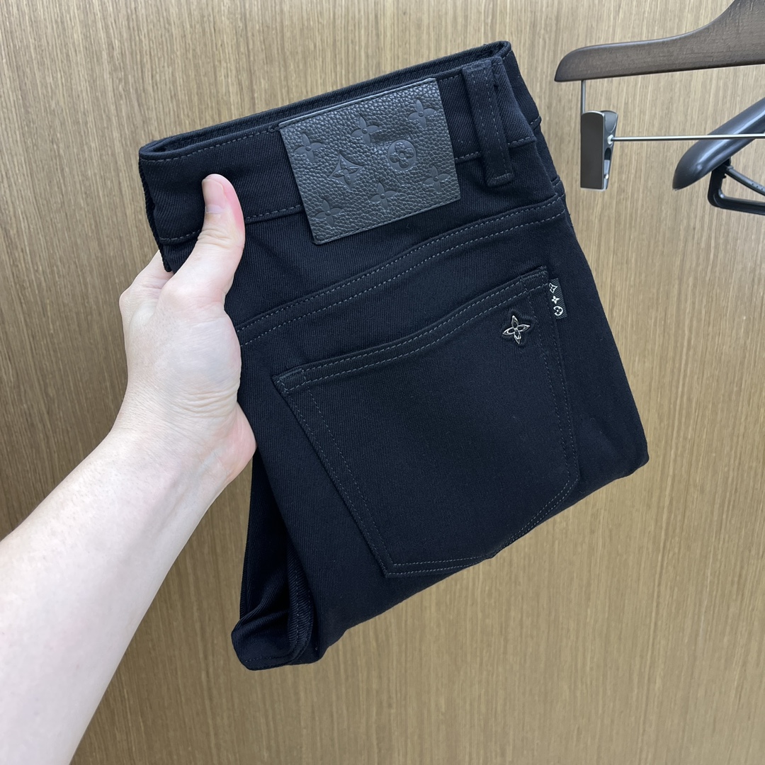 NO:513982,Autumn and winter LV high-end customization, the latest jeans in early autumn 2025 are released simultaneously on the counter. Original custom reproduction. Customer-supplied hardware and accessories. Original quality. Imported fixed-color denim fabric. Heavy industry washing water. FDA fine workmanship and excellent upper body!  Selected single products, complete three standards, original single product, number 29-38, no 35. 37,,louis vuitton,jeans,alexander wang19860909秋冬 LV 高端定制、2025早秋最新款牛仔裤 柜台同步发售 原版定制复刻 客供五金辅料 原单品质 进口固色牛仔面料 重工洗水 fda做工走线精细 上身绝佳！优选单品 三标齐全 原单出品 码数29-38无35. 37,,louis vuitton,jeans,alexander wang,Men's clothing