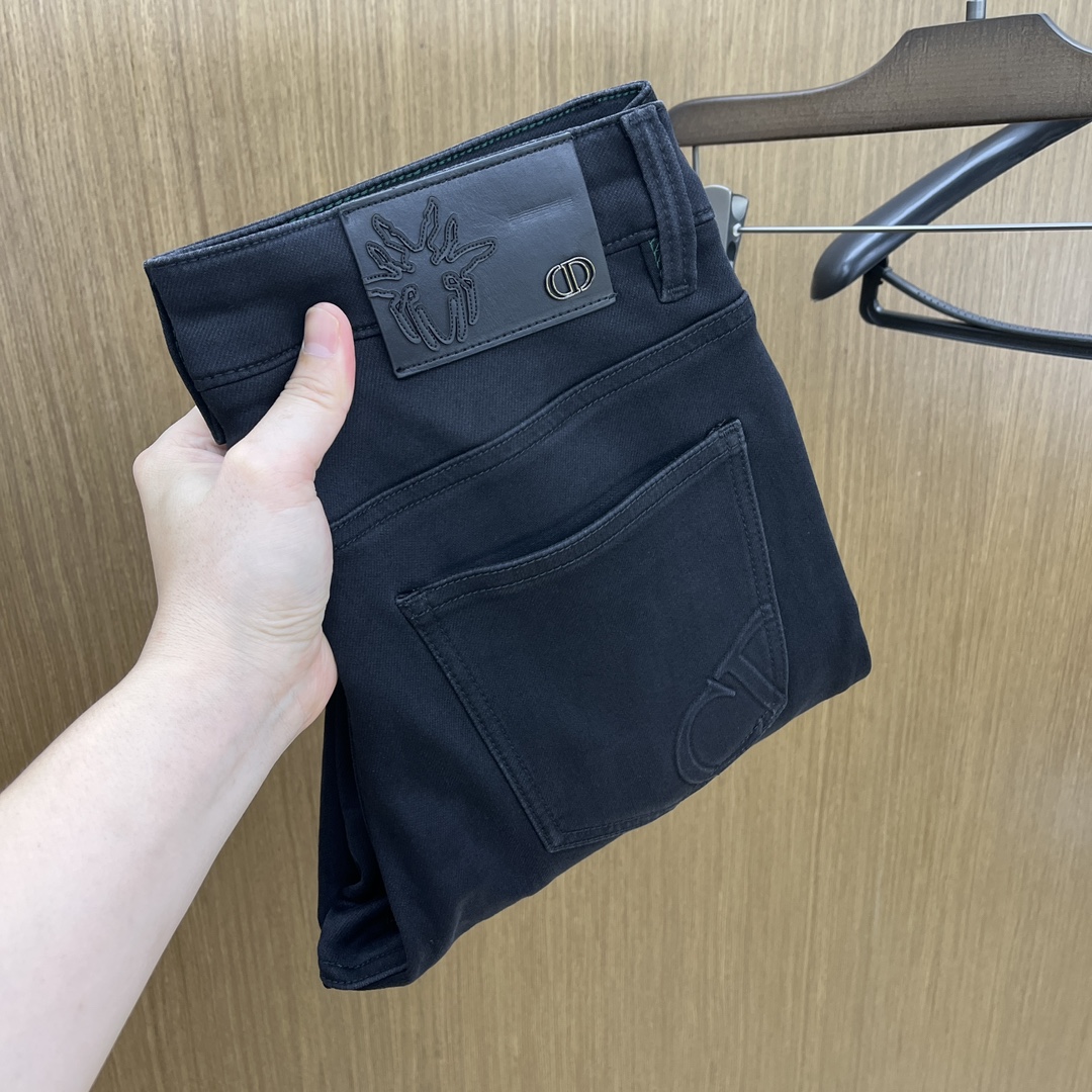 NO:513984,Autumn and winter CD high-end customization, the latest jeans in early autumn 2025 are released simultaneously on the counter. Original customization reproduction. Customer-supplied hardware and accessories. Original quality. Imported fixed-color denim fabric. Heavy industry washing water. FDA fine workmanship and excellent upper body!  Selected single products, complete three standards, original single product, number 29-38, no 35. 37,,jeans,alexander wang19860909秋冬 CD 高端定制、2025早秋最新款牛仔裤 柜台同步发售 原版定制复刻 客供五金辅料 原单品质 进口固色牛仔面料 重工洗水 fda做工走线精细 上身绝佳！优选单品 三标齐全 原单出品 码数29-38无35. 37,,jeans,alexander wang,Men's clothing