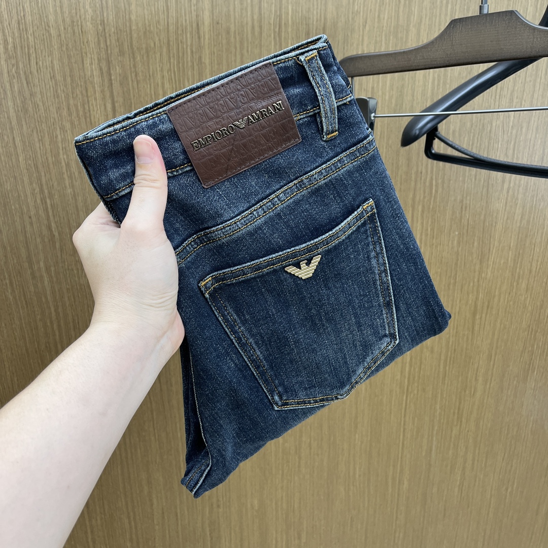 NO:513987,Autumn and winter AJ high-end customization, the latest jeans in early autumn 2025 are released simultaneously on the counter. Original custom reproduction. Customer-supplied hardware and accessories. Original quality. Imported fixed-color denim fabric. Heavy industry washing water. FDA fine workmanship and excellent upper body!  Selected single products, complete three standards, original single product, number 29-38, no 35. 37,,jeans,alexander wang19860909秋冬 AJ 高端定制、2025早秋最新款牛仔裤 柜台同步发售 原版定制复刻 客供五金辅料 原单品质 进口固色牛仔面料 重工洗水 fda做工走线精细 上身绝佳！优选单品 三标齐全 原单出品 码数29-38无35. 37,,jeans,alexander wang,Men's clothing