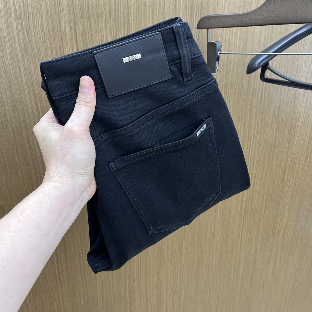 NO:513989,Autumn and winter CD high-end customization, the latest jeans in early autumn 2025 are released simultaneously on the counter. Original customization reproduction. Customer-supplied hardware and accessories. Original quality. Imported fixed-color denim fabric. Heavy industry washing water. FDA fine workmanship and excellent upper body!  Selected single products, complete three standards, original single product, number 29-38, no 35. 37,,jeans,alexander wang19860909秋冬 CD 高端定制、2025早秋最新款牛仔裤 柜台同步发售 原版定制复刻 客供五金辅料 原单品质 进口固色牛仔面料 重工洗水 fda做工走线精细 上身绝佳！优选单品 三标齐全 原单出品 码数29-38无35. 37,,jeans,alexander wang,Men's clothing