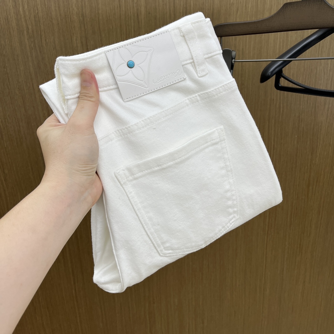 NO:513988,Autumn and winter LV high-end customization, the latest jeans in early autumn 2025 are released simultaneously on the counter. Original custom reproduction. Customer-supplied hardware and accessories. Original quality. Imported fixed-color denim fabric. Heavy industry washing water. FDA fine workmanship and excellent upper body!  Selected single products, complete three standards, original single product, number 29-38, no 35. 37,,louis vuitton,jeans,alexander wang19860909秋冬 LV 高端定制、2025早秋最新款牛仔裤 柜台同步发售 原版定制复刻 客供五金辅料 原单品质 进口固色牛仔面料 重工洗水 fda做工走线精细 上身绝佳！优选单品 三标齐全 原单出品 码数29-38无35. 37,,louis vuitton,jeans,alexander wang,Men's clothing