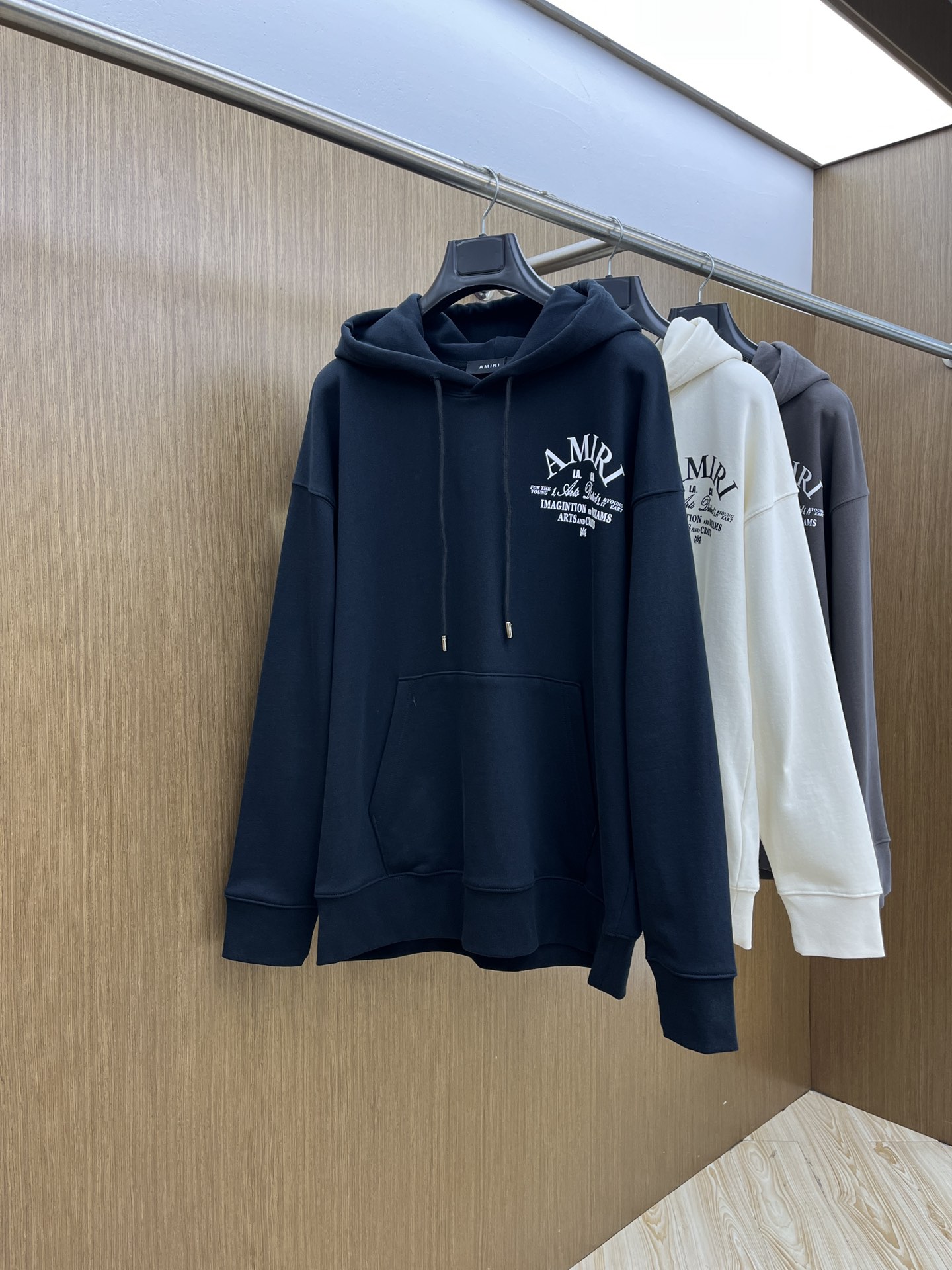 NO:530034,Autumn and Winter Hooded Series AMIRI FW Early Autumn New Wide Edition Hooded Sweatshirt, the same style as men and women!  Unique and attractive, this hooded sweatshirt has a quality and quality online, comfortable, and the same style and fashion sense as before, including fabrics and cutting techniques!  Three-dimensional printing technology, pure cotton breathable, comfortable to wear during daily wear, rib knit on the neckline is flat and tight, and the neckline will not be crooked even if it is tossed freely. The loose style will make you find that the upper body looks really good. The overall size is minimalist and neat, and it is super versatile everyday!  A33 casually matched with a pair of pants is a youthful look, and a fashionable item that will never go wrong!  Code number M-2XL, amiri, hoodie, sweatshirts, hats, alexander wang19860909秋冬 爆款连帽系列 AMIRI FW早秋新款宽版连帽卫衣,男女同款！独特吸引人的眼球,这一款连帽卫衣品相品质都在线,舒适度,一如既往的版型,时髦度,包括面料、裁剪工艺上,都是下足了功夫！立体印花工艺,纯棉透气,日常穿着穿感舒适,领口的罗纹针织平整紧密,随意折腾都不会领口歪斜,宽松版型,上身你就会发现真的好好看,整体极简利落,超级日常百搭！a33随随便便搭配一条裤子就是青春的样子,绝不会出错的时髦单品！ 码数M-2XL,,amiri,hoodie,sweatshirts,hats,alexander wang,Men's clothing