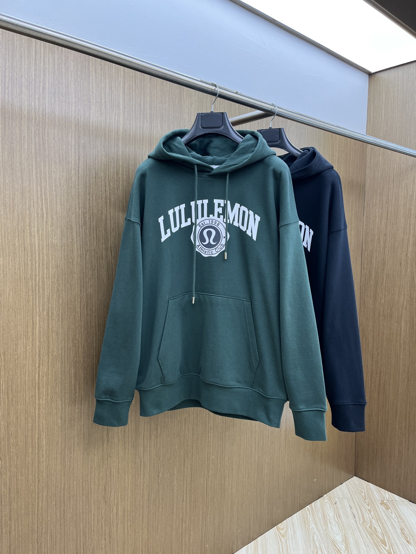 NO:513999,Hot series LULUFW early autumn new wide version hooded sweatshirt, the same style as men and women!  Unique and attractive, this hooded sweatshirt has a quality and quality online, comfortable, and the same style and fashion sense as before, including fabrics and cutting techniques!  Three-dimensional printing technology, pure cotton breathable, comfortable to wear during daily wear, rib knit on the neckline is flat and tight, and the neckline will not be crooked even if it is tossed freely. The loose style will make you find that the upper body looks really good. The overall size is minimalist and neat, and it is super versatile everyday!  A33 casually matched with a pair of pants is a youthful look, and a fashionable item that will never go wrong!  Code number M-2XL, hoodie, sweatshirts, hats, alexander wang19860909爆款连帽系列 LULUFW早秋新款宽版连帽卫衣,男女同款！独特吸引人的眼球,这一款连帽卫衣品相品质都在线,舒适度,一如既往的版型,时髦度,包括面料、裁剪工艺上,都是下足了功夫！立体印花工艺,纯棉透气,日常穿着穿感舒适,领口的罗纹针织平整紧密,随意折腾都不会领口歪斜,宽松版型,上身你就会发现真的好好看,整体极简利落,超级日常百搭！a33随随便便搭配一条裤子就是青春的样子,绝不会出错的时髦单品！ 码数M-2XL,,hoodie,sweatshirts,hats,alexander wang,Men's clothing