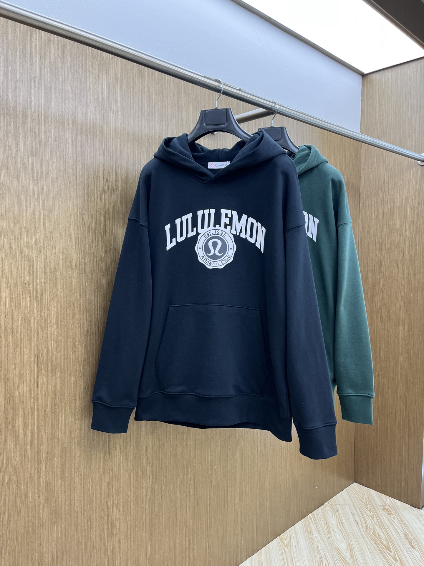 NO:514001,Hot series Lulu FW early autumn new wide version hooded sweatshirt, the same style as men and women!  Unique and attractive, this hooded sweatshirt has a quality and quality online, comfortable, and the same style and fashion sense as before, including fabrics and cutting techniques!  Three-dimensional printing technology, pure cotton breathable, comfortable to wear during daily wear, rib knit on the neckline is flat and tight, and the neckline will not be crooked even if it is tossed freely. The loose style will make you find that the upper body looks really good. The overall size is minimalist and neat, and it is super versatile everyday!  A33 casually matched with a pair of pants is a youthful look, and a fashionable item that will never go wrong!  Code number M-2XL, hoodie, sweatshirts, hats, alexander wang19860909爆款连帽系列 Lulu FW早秋新款宽版连帽卫衣,男女同款！独特吸引人的眼球,这一款连帽卫衣品相品质都在线,舒适度,一如既往的版型,时髦度,包括面料、裁剪工艺上,都是下足了功夫！立体印花工艺,纯棉透气,日常穿着穿感舒适,领口的罗纹针织平整紧密,随意折腾都不会领口歪斜,宽松版型,上身你就会发现真的好好看,整体极简利落,超级日常百搭！a33随随便便搭配一条裤子就是青春的样子,绝不会出错的时髦单品！ 码数M-2XL,,hoodie,sweatshirts,hats,alexander wang,Men's clothing