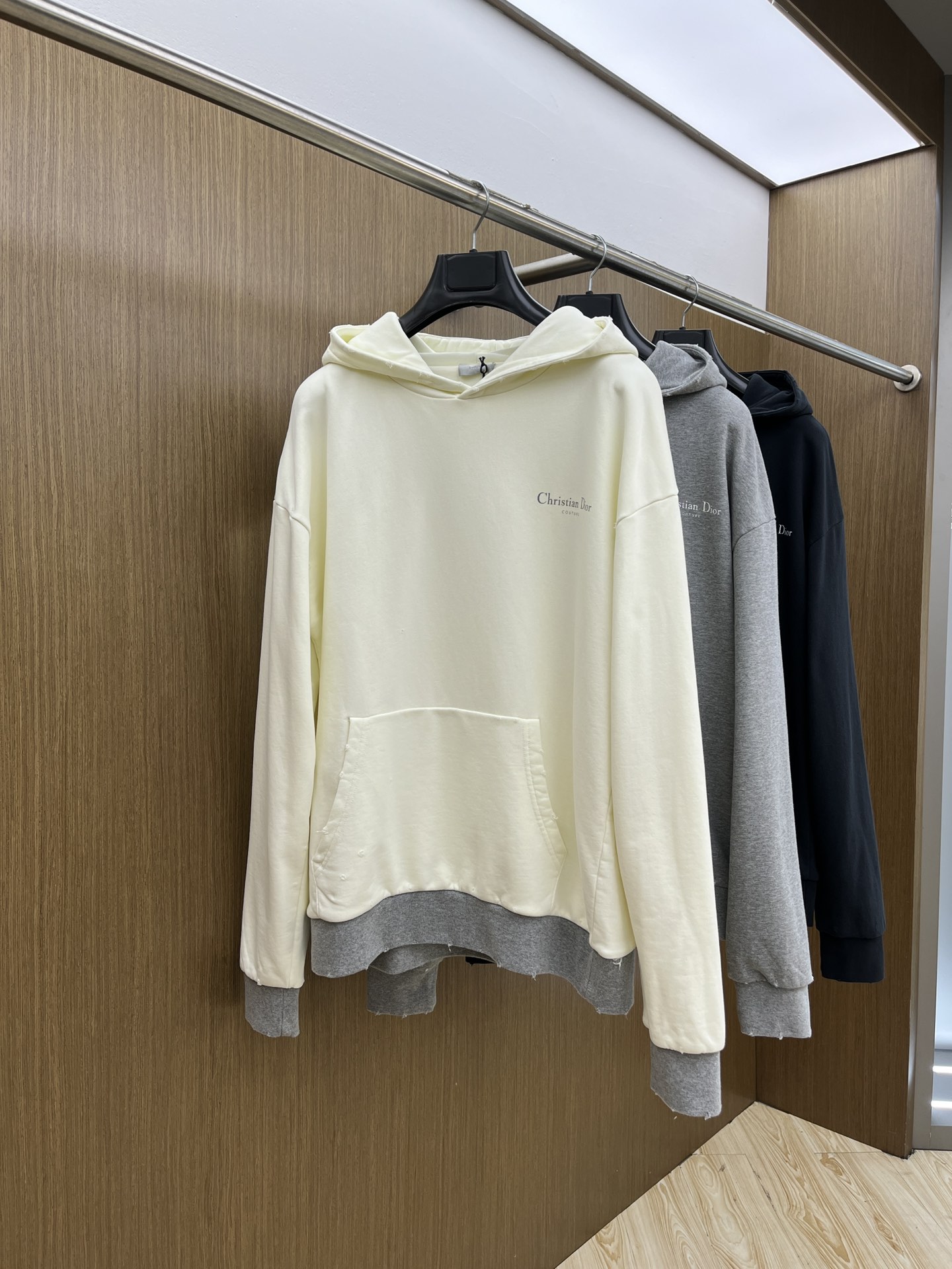 Dior迪奥2025秋冬经典做旧斑驳字母印花连帽卫衣一款份量十足超高克重的卫衣 男女同款这款连帽卫衣采用