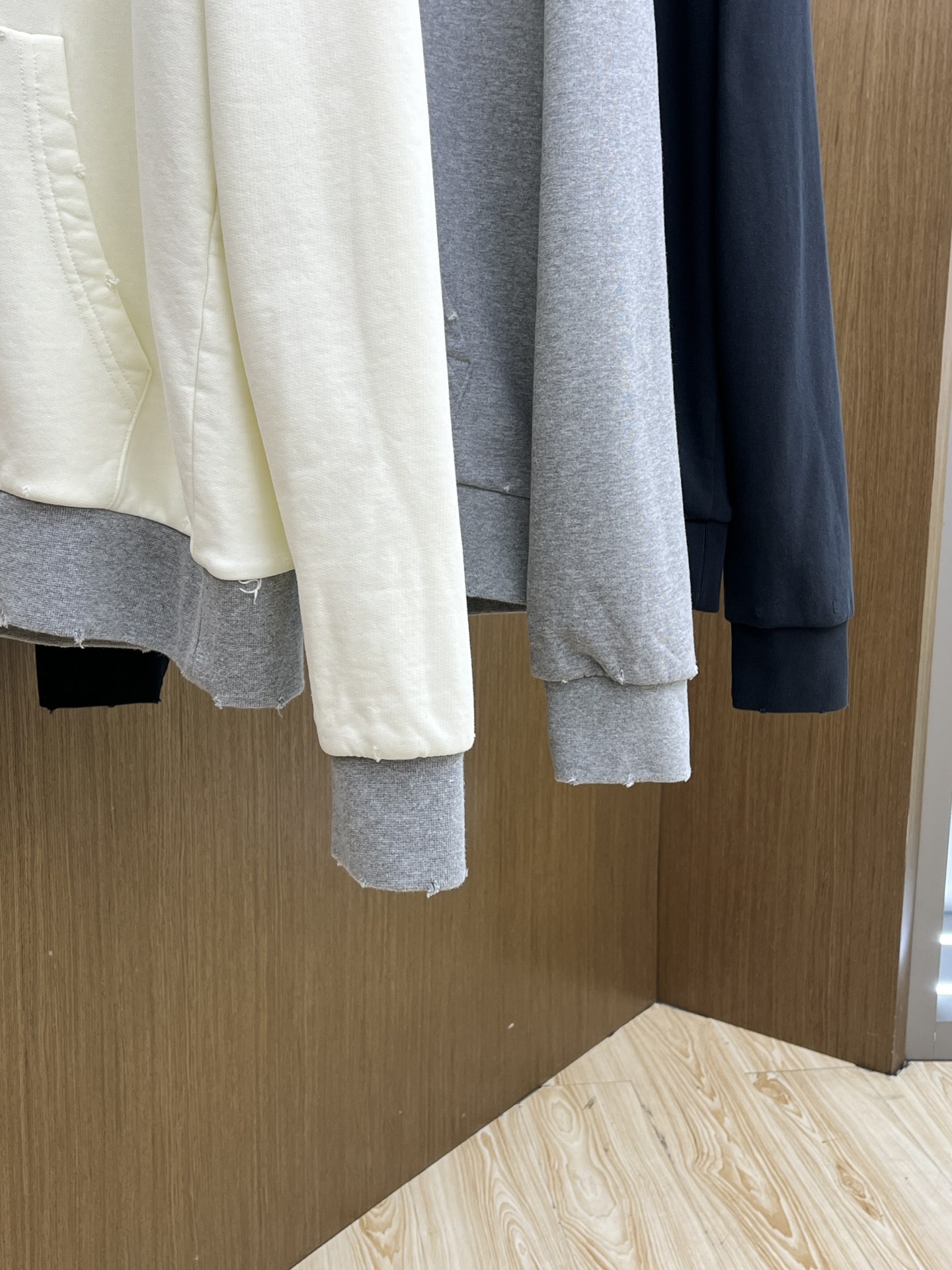 Dior迪奥2025秋冬经典做旧斑驳字母印花连帽卫衣一款份量十足超高克重的卫衣 男女同款这款连帽卫衣采用