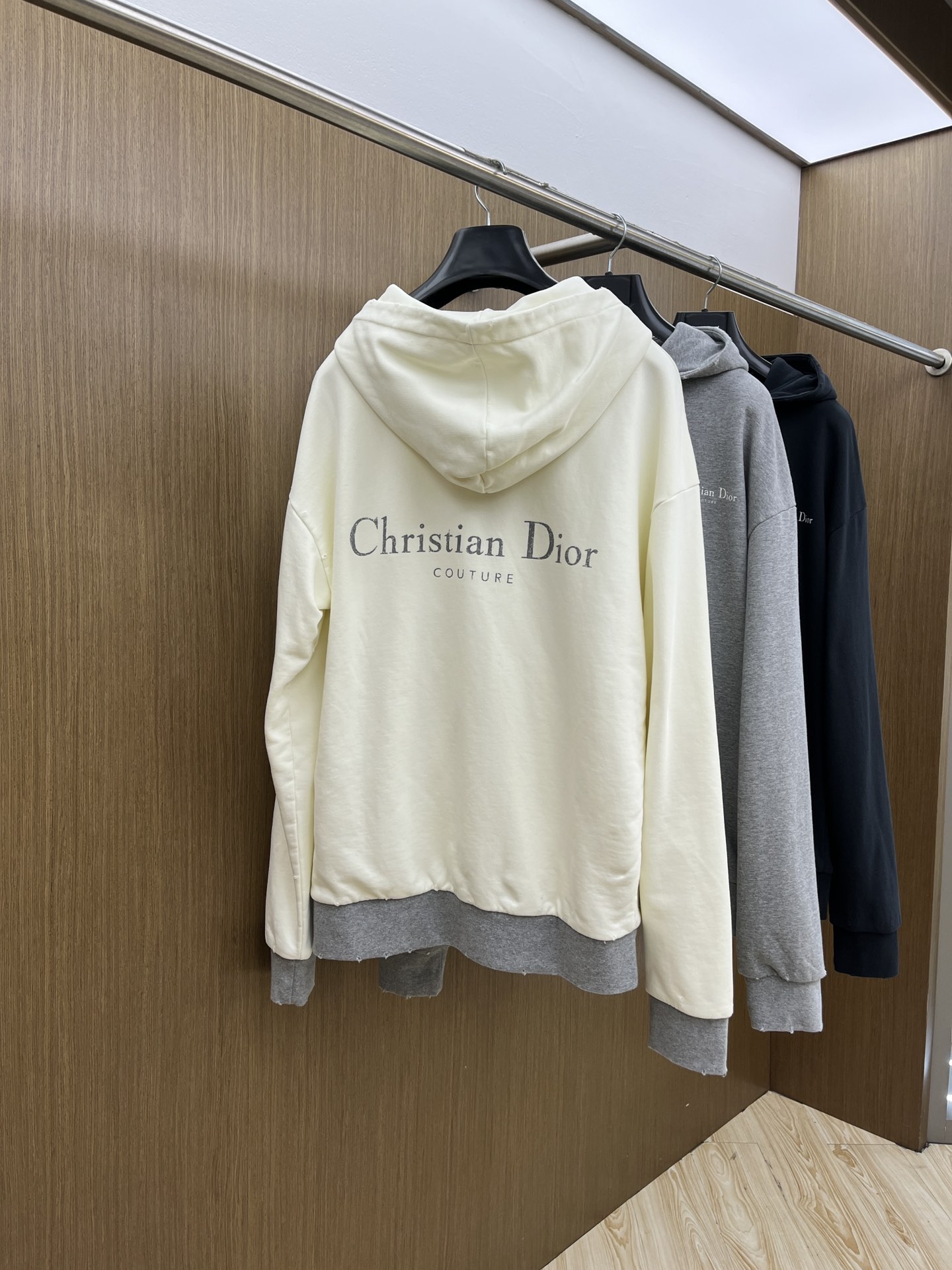 Dior迪奥2025秋冬经典做旧斑驳字母印花连帽卫衣一款份量十足超高克重的卫衣 男女同款这款连帽卫衣采用