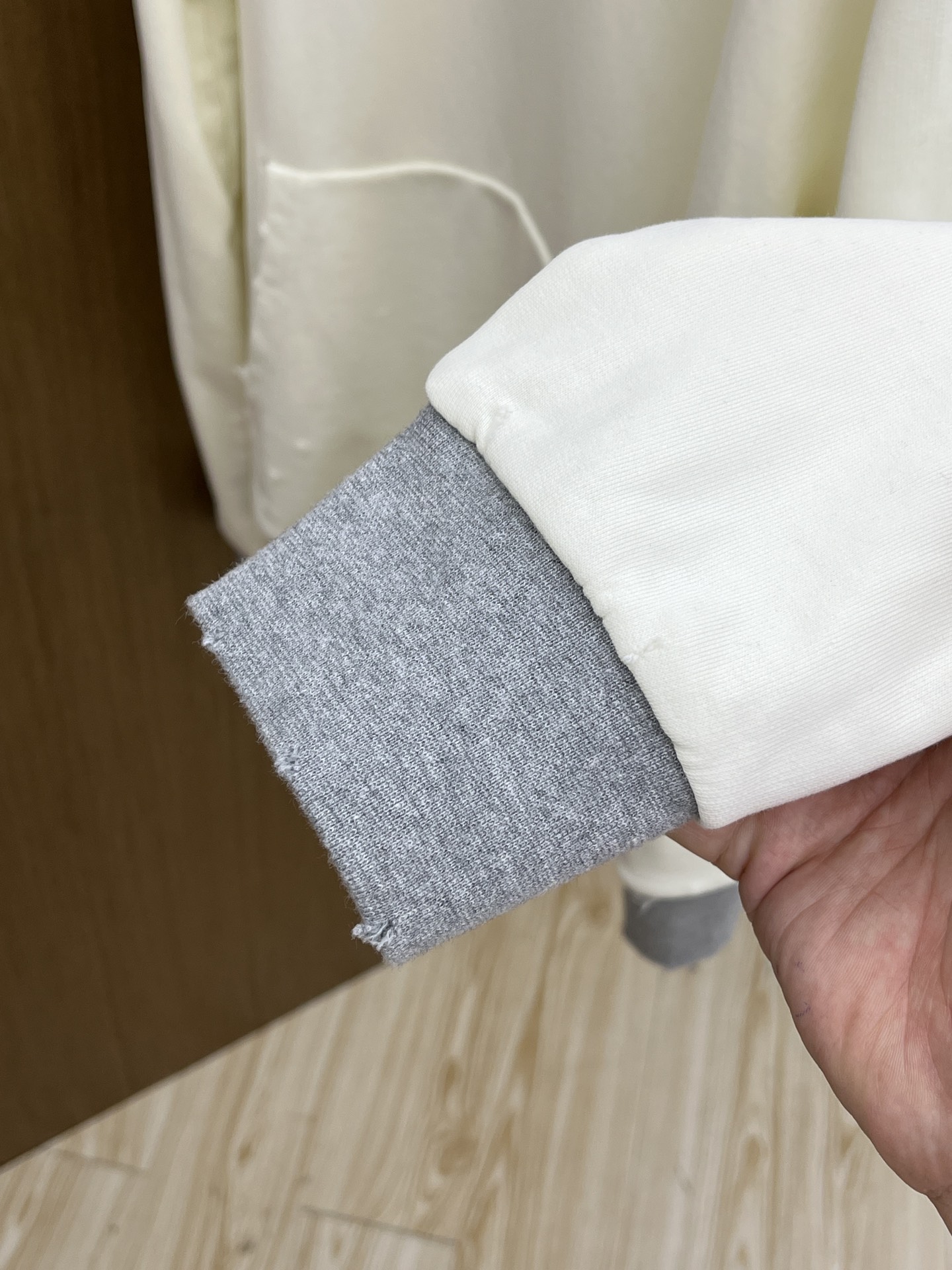 Dior迪奥2025秋冬经典做旧斑驳字母印花连帽卫衣一款份量十足超高克重的卫衣 男女同款这款连帽卫衣采用