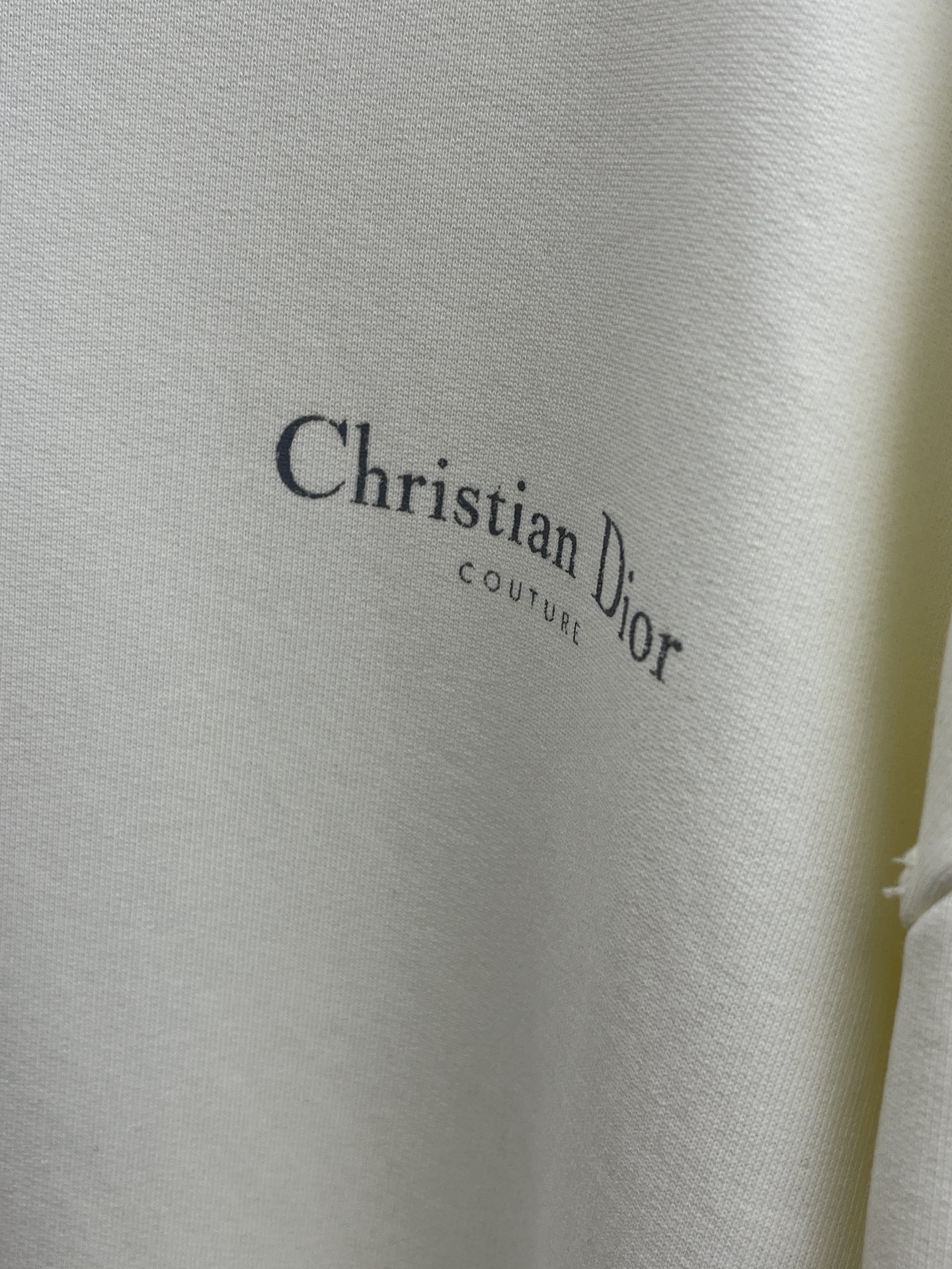 Dior迪奥2025秋冬经典做旧斑驳字母印花连帽卫衣一款份量十足超高克重的卫衣 男女同款这款连帽卫衣采用