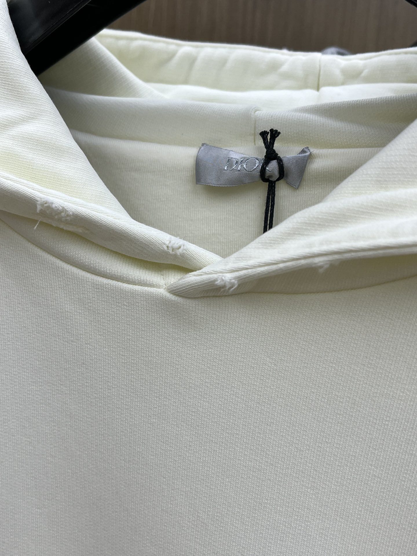 Dior迪奥2025秋冬经典做旧斑驳字母印花连帽卫衣一款份量十足超高克重的卫衣 男女同款这款连帽卫衣采用