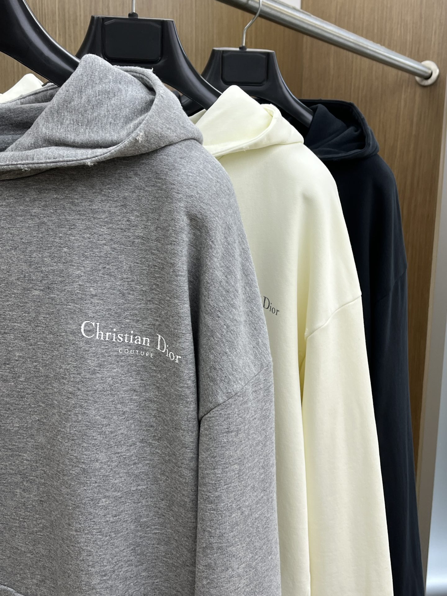 Dior迪奥2025秋冬经典做旧斑驳字母印花连帽卫衣一款份量十足超高克重的卫衣 男女同款这款连帽卫衣采用