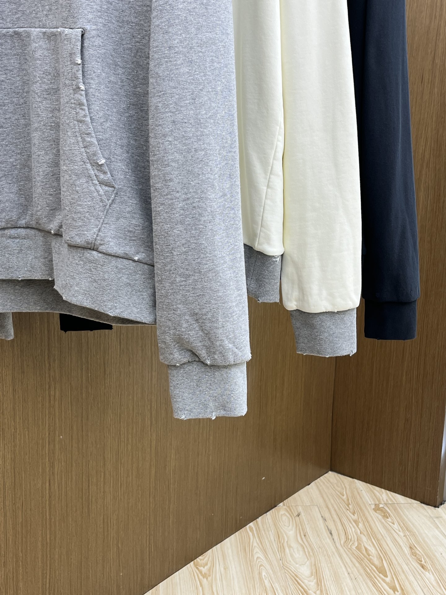 Dior迪奥2025秋冬经典做旧斑驳字母印花连帽卫衣一款份量十足超高克重的卫衣 男女同款这款连帽卫衣采用