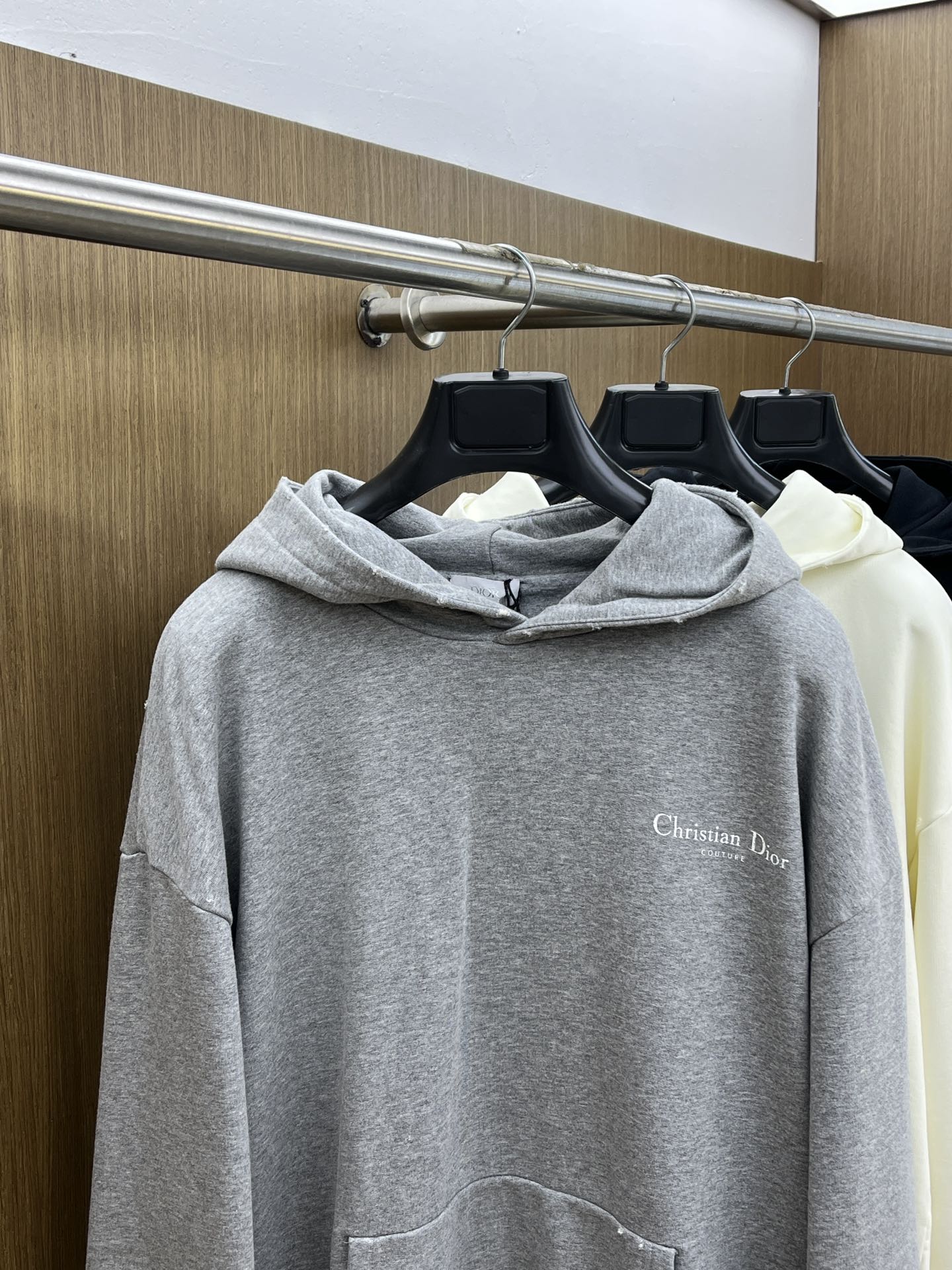 Dior迪奥2025秋冬经典做旧斑驳字母印花连帽卫衣一款份量十足超高克重的卫衣 男女同款这款连帽卫衣采用