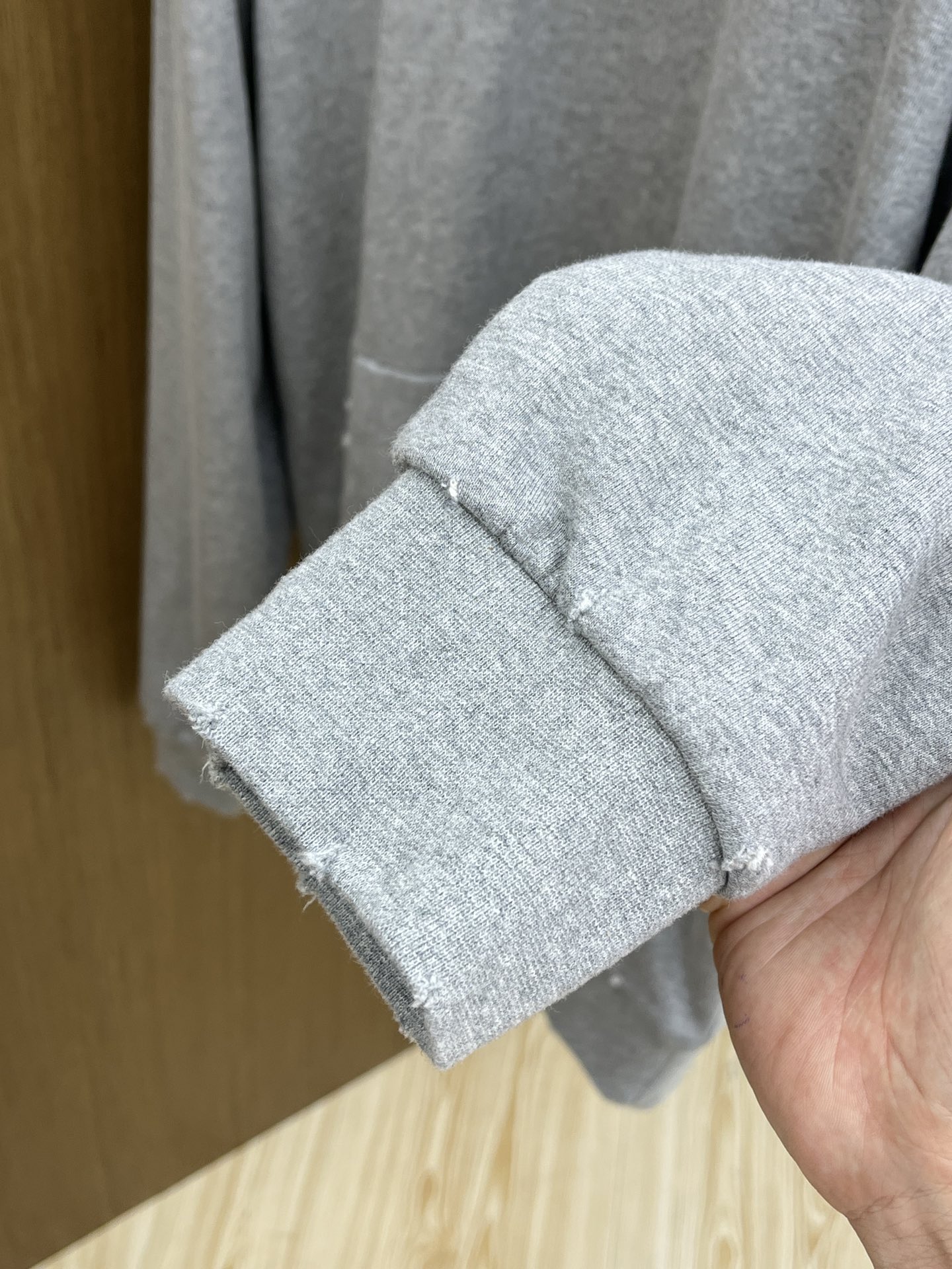 Dior迪奥2025秋冬经典做旧斑驳字母印花连帽卫衣一款份量十足超高克重的卫衣 男女同款这款连帽卫衣采用