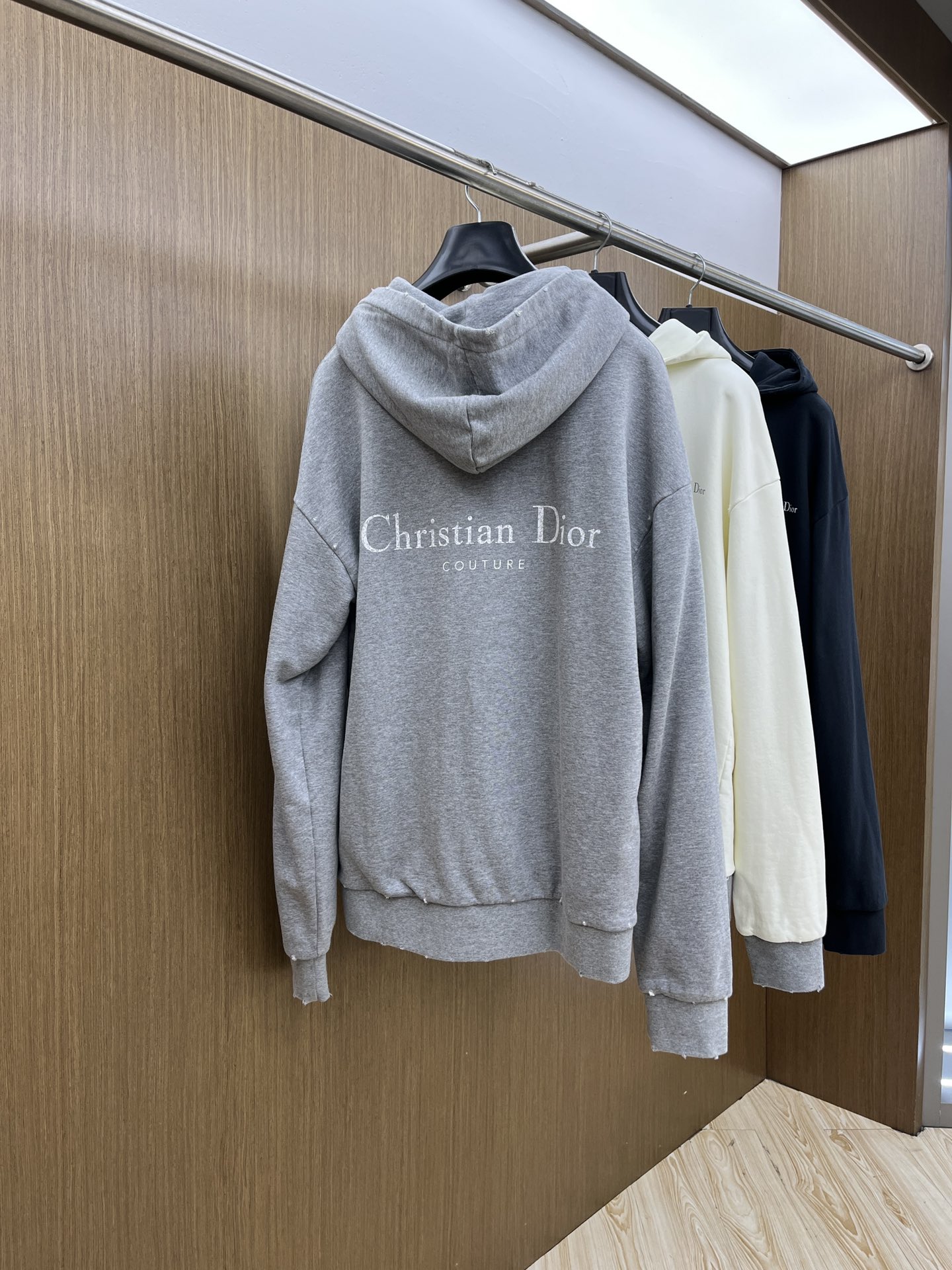 Dior迪奥2025秋冬经典做旧斑驳字母印花连帽卫衣一款份量十足超高克重的卫衣 男女同款这款连帽卫衣采用