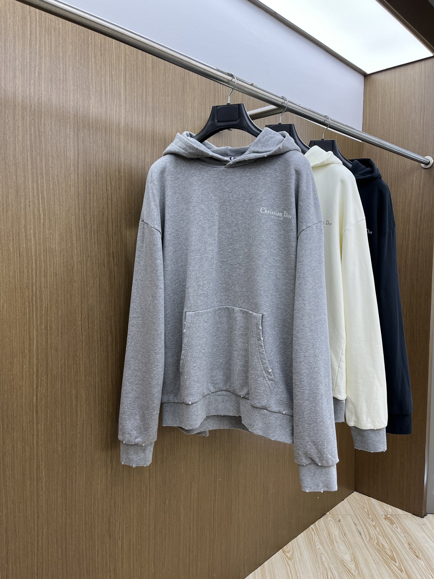 Dior迪奥2025秋冬经典做旧斑驳字母印花连帽卫衣一款份量十足超高克重的卫衣 男女同款这款连帽卫衣采用