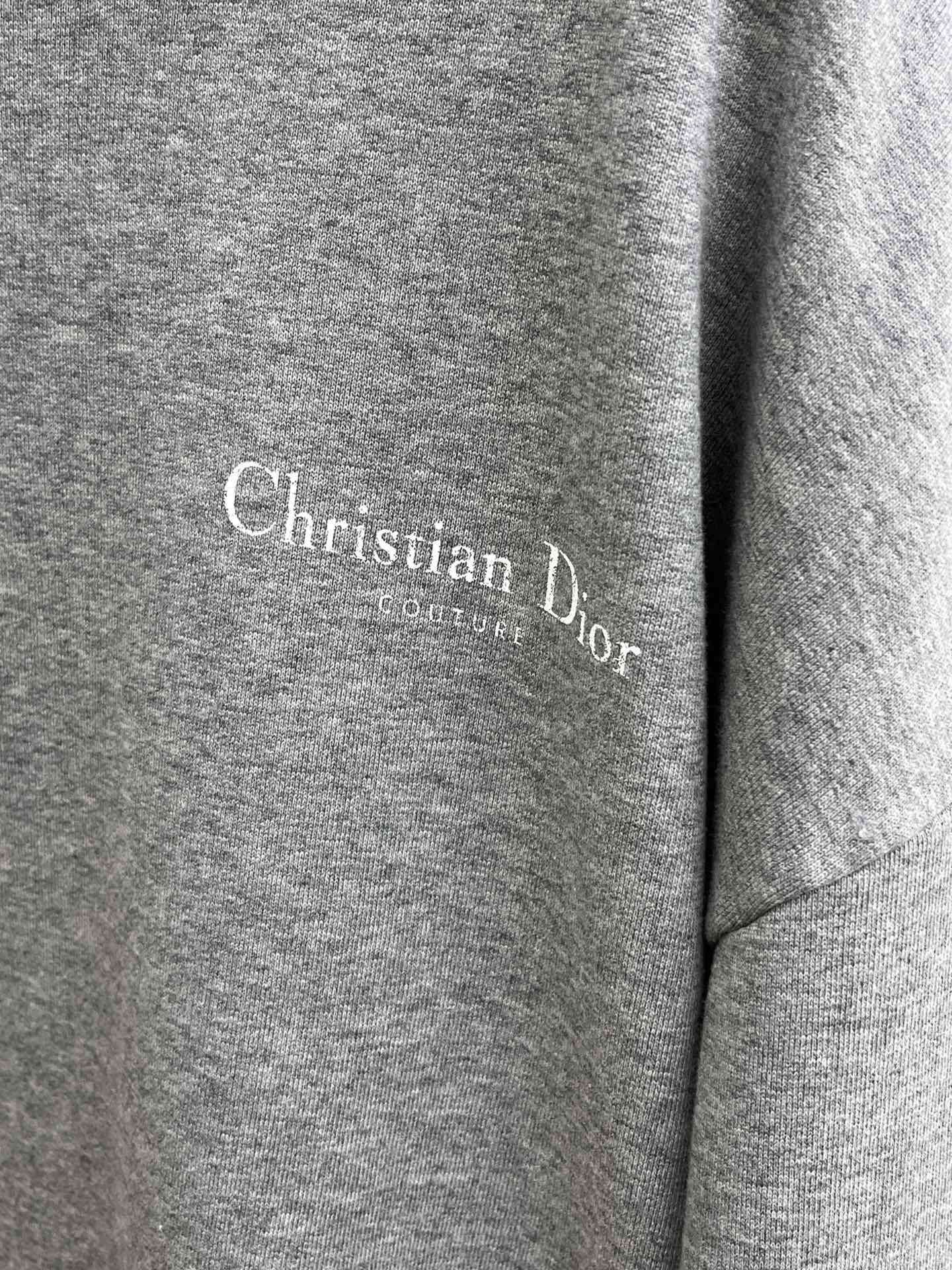 Dior迪奥2025秋冬经典做旧斑驳字母印花连帽卫衣一款份量十足超高克重的卫衣 男女同款这款连帽卫衣采用