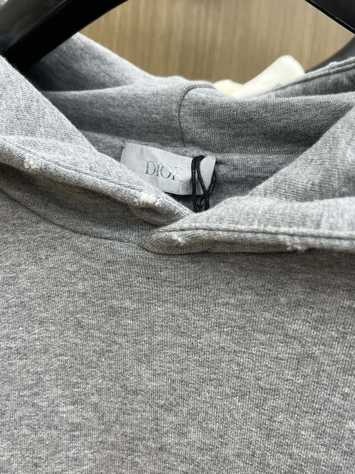 Dior迪奥2025秋冬经典做旧斑驳字母印花连帽卫衣一款份量十足超高克重的卫衣 男女同款这款连帽卫衣采用