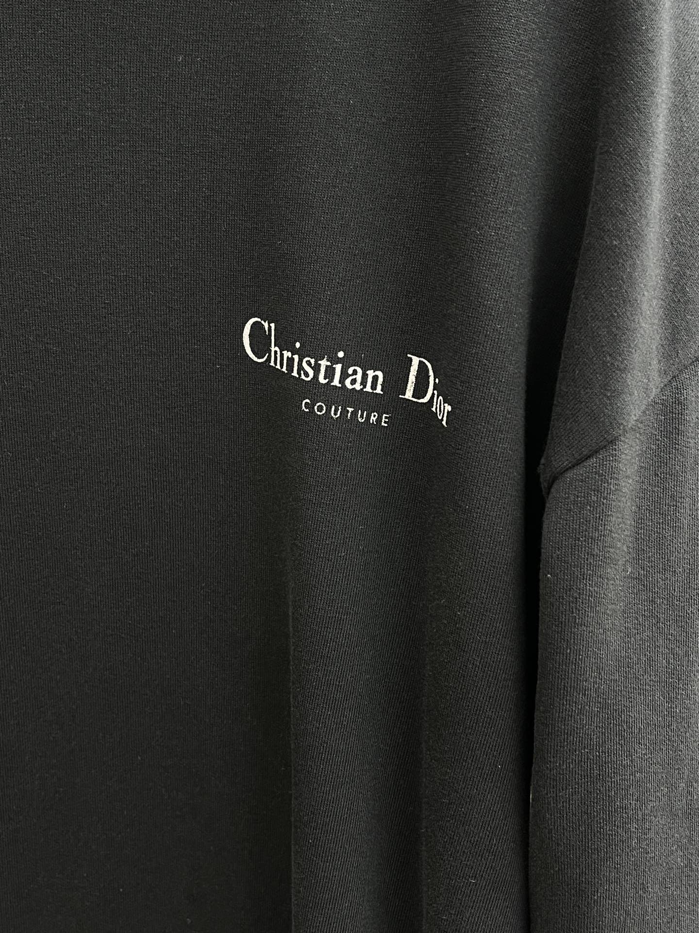 Dior迪奥2025秋冬经典做旧斑驳字母印花连帽卫衣一款份量十足超高克重的卫衣 男女同款这款连帽卫衣采用