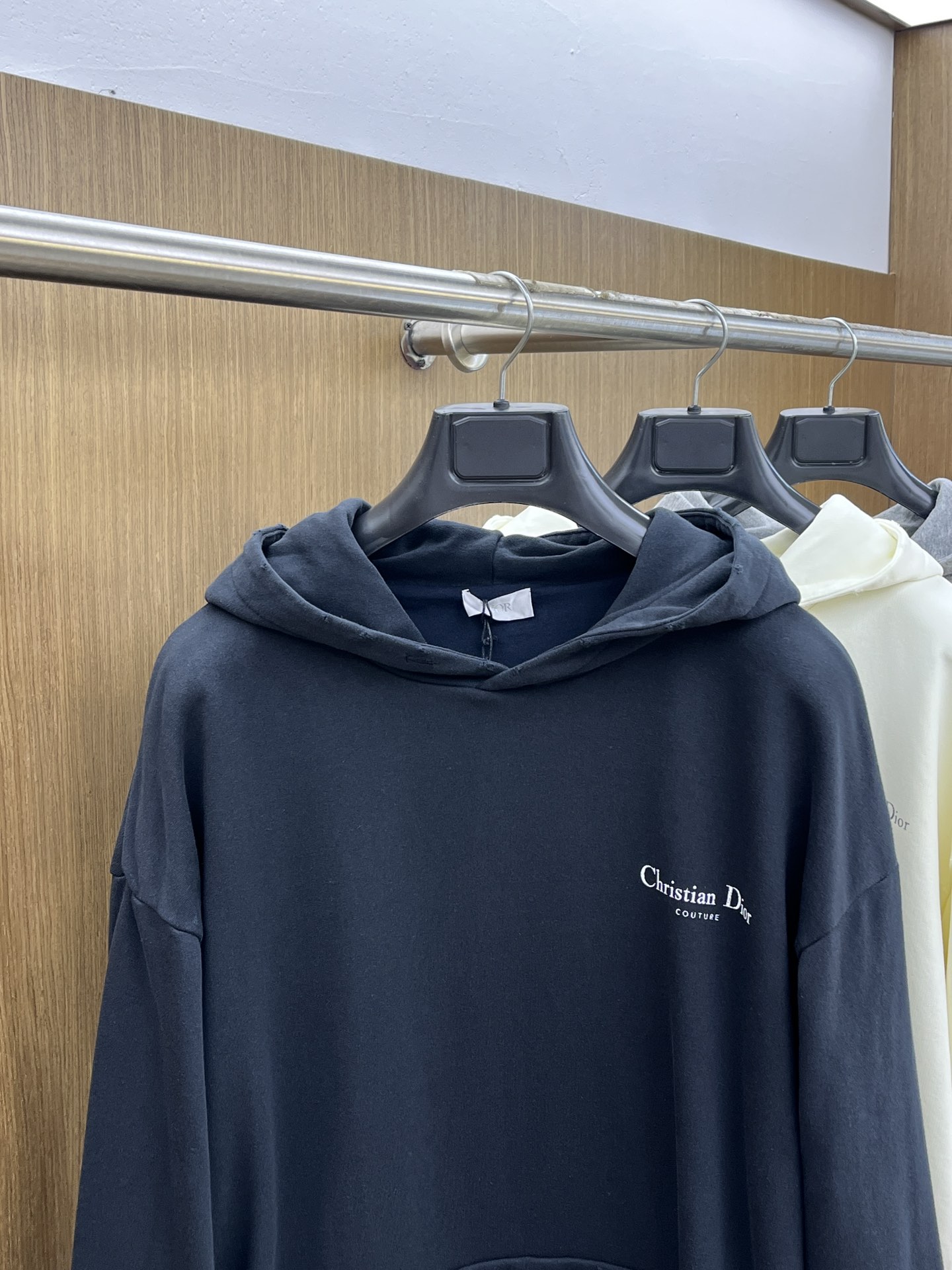 Dior迪奥2025秋冬经典做旧斑驳字母印花连帽卫衣一款份量十足超高克重的卫衣 男女同款这款连帽卫衣采用