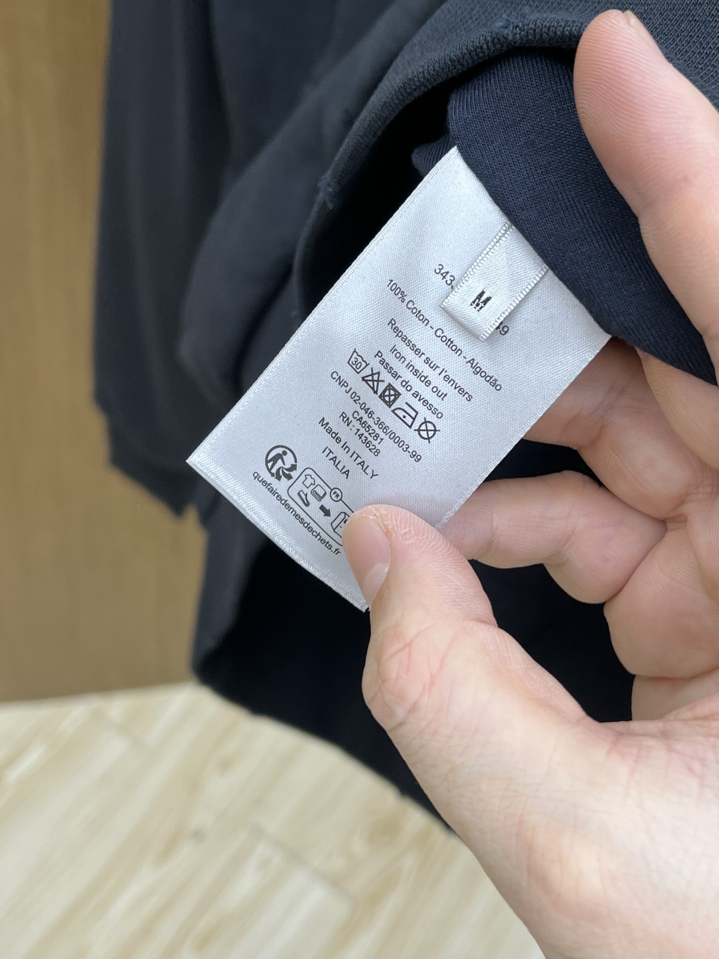 Dior迪奥2025秋冬经典做旧斑驳字母印花连帽卫衣一款份量十足超高克重的卫衣 男女同款这款连帽卫衣采用