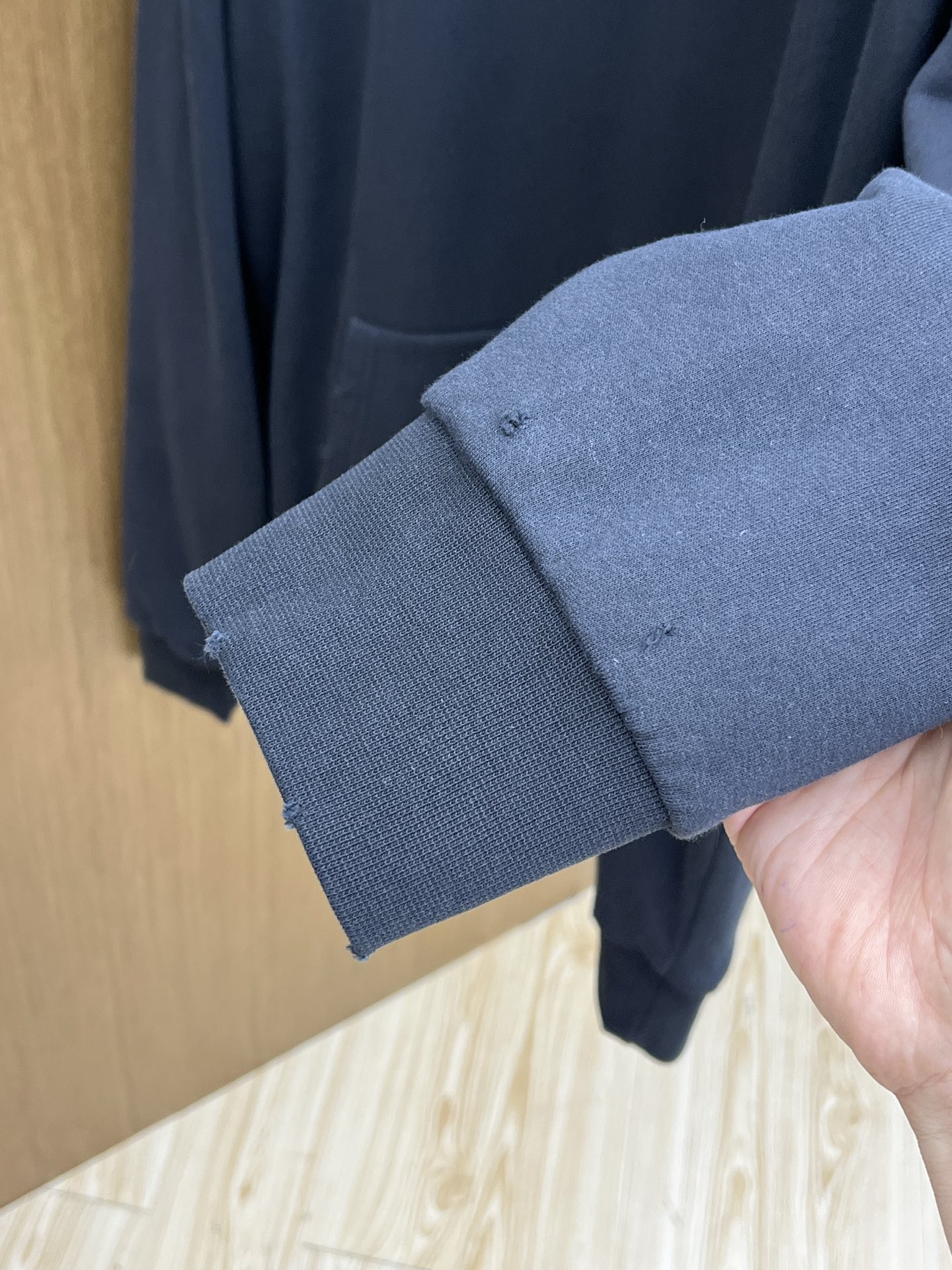 Dior迪奥2025秋冬经典做旧斑驳字母印花连帽卫衣一款份量十足超高克重的卫衣 男女同款这款连帽卫衣采用