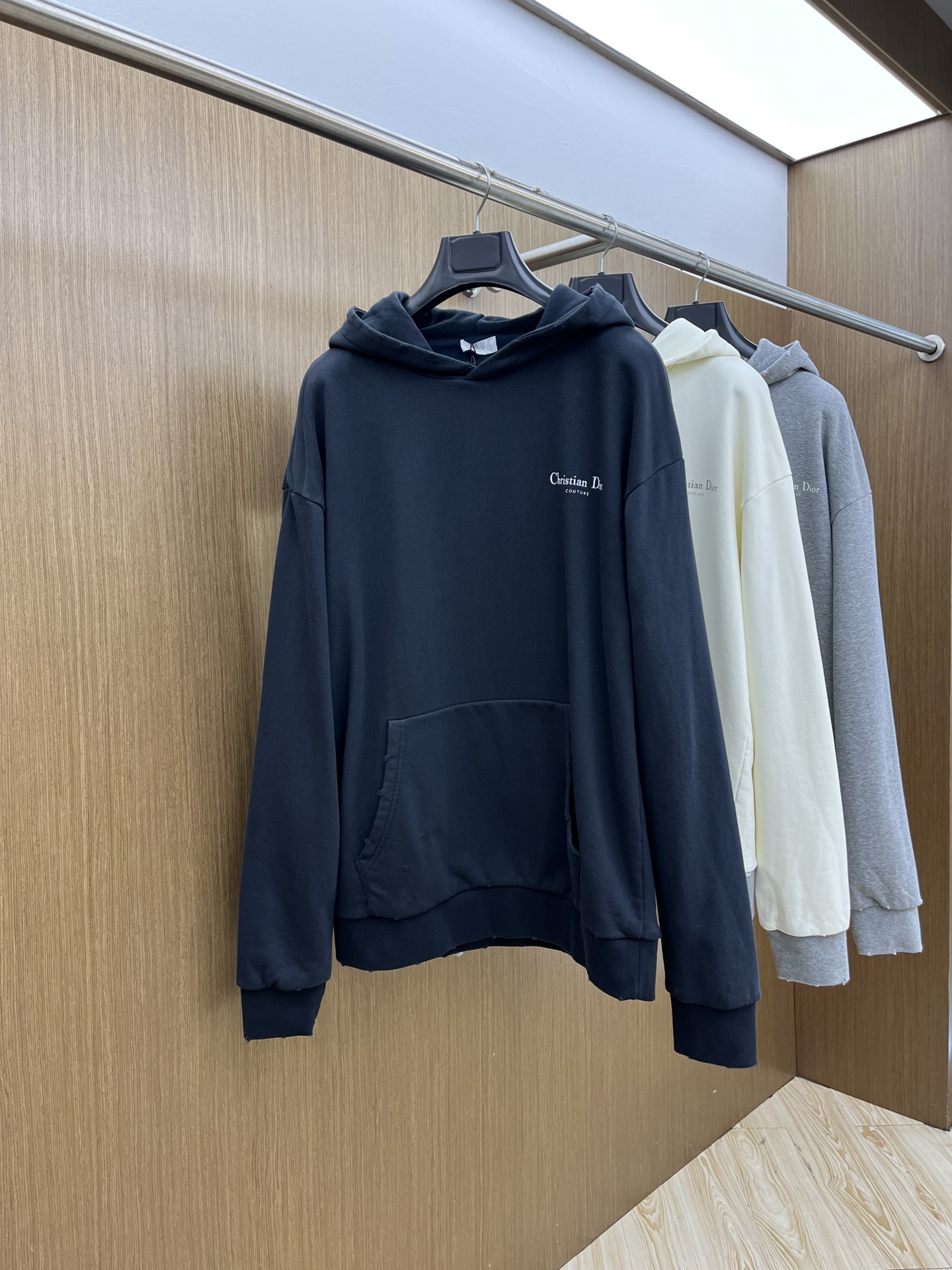 NO:514003,Dior 2025 Autumn and Winter Classic Old Dwarf Letter Print Hoodie Sweatshirt with a very high weight sweatshirt, a pair of men and women. This hooded sweatshirt is carefully crafted from cotton velvet fabric, with lining design, and Christian Dior Couture prints on the chest and back to enhance the style and highlight the antique effect. Lining with the same fabric is casually tailored, paired with ribbed cuffs and bottom edge. The texture is warm, soft and comfortable, and GZ can be matched with various casual outfits. Color black white gray Size S-XXL,,dior,dior,hoodie,sweatshirts,hats,alexander wang19860909Dior迪奥2025秋冬经典做旧斑驳字母印花连帽卫衣一款份量十足超高克重的卫衣 男女同款 这款连帽卫衣采用棉质起绒面料精心制作,带里料设计,胸前和背部饰以 Christian Dior Couture 印花提升格调,突显仿旧效果.带有相同面料的里料,休闲剪裁,搭配罗纹袖口和底边.质感温暖、柔软舒适,GZ 可与各式休闲装扮搭配. 颜色黑色 白色 灰色 尺码S-XXL,,dior,dior,hoodie,sweatshirts,hats,alexander wang,Men's clothing