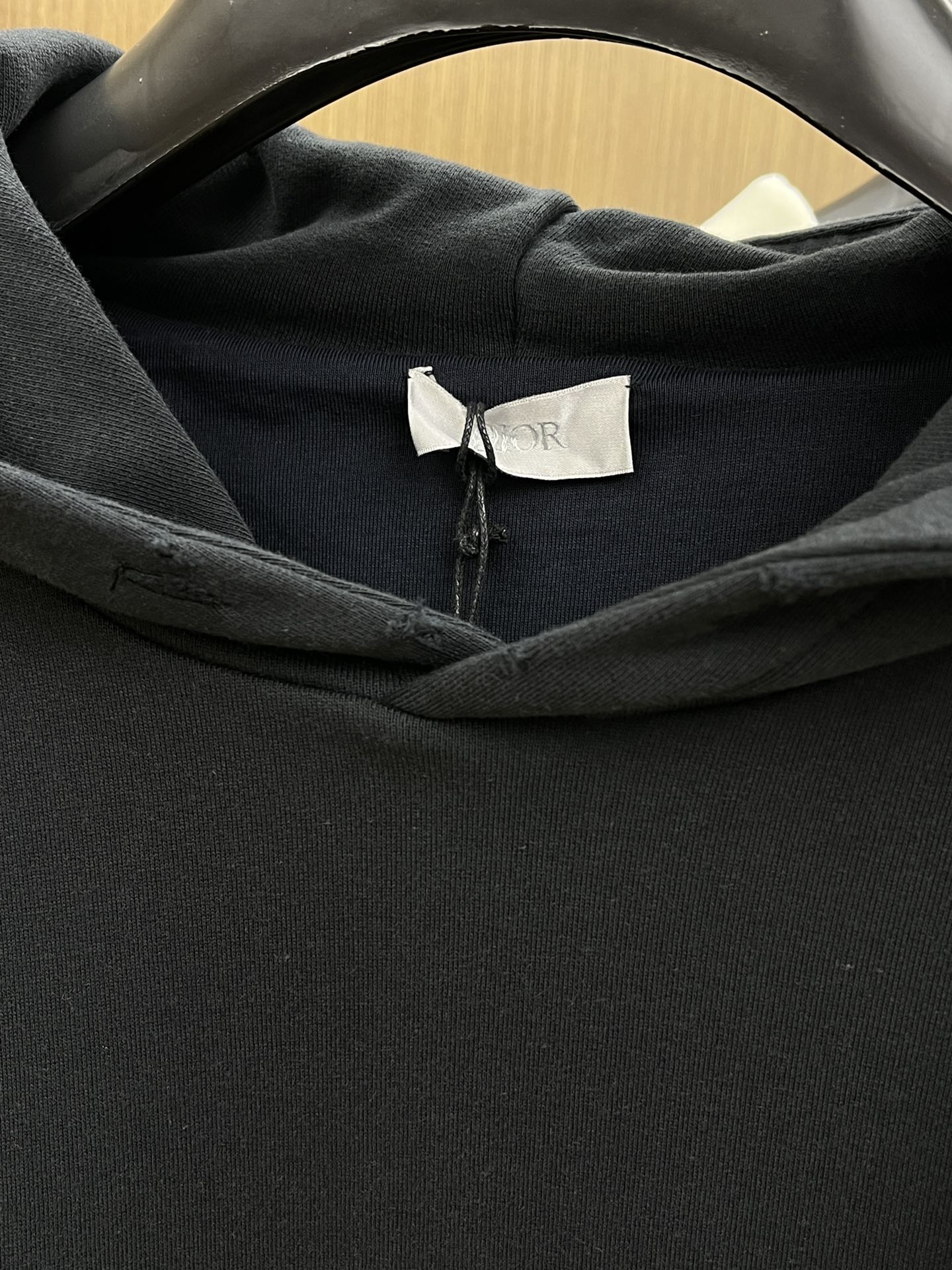 Dior迪奥2025秋冬经典做旧斑驳字母印花连帽卫衣一款份量十足超高克重的卫衣 男女同款这款连帽卫衣采用