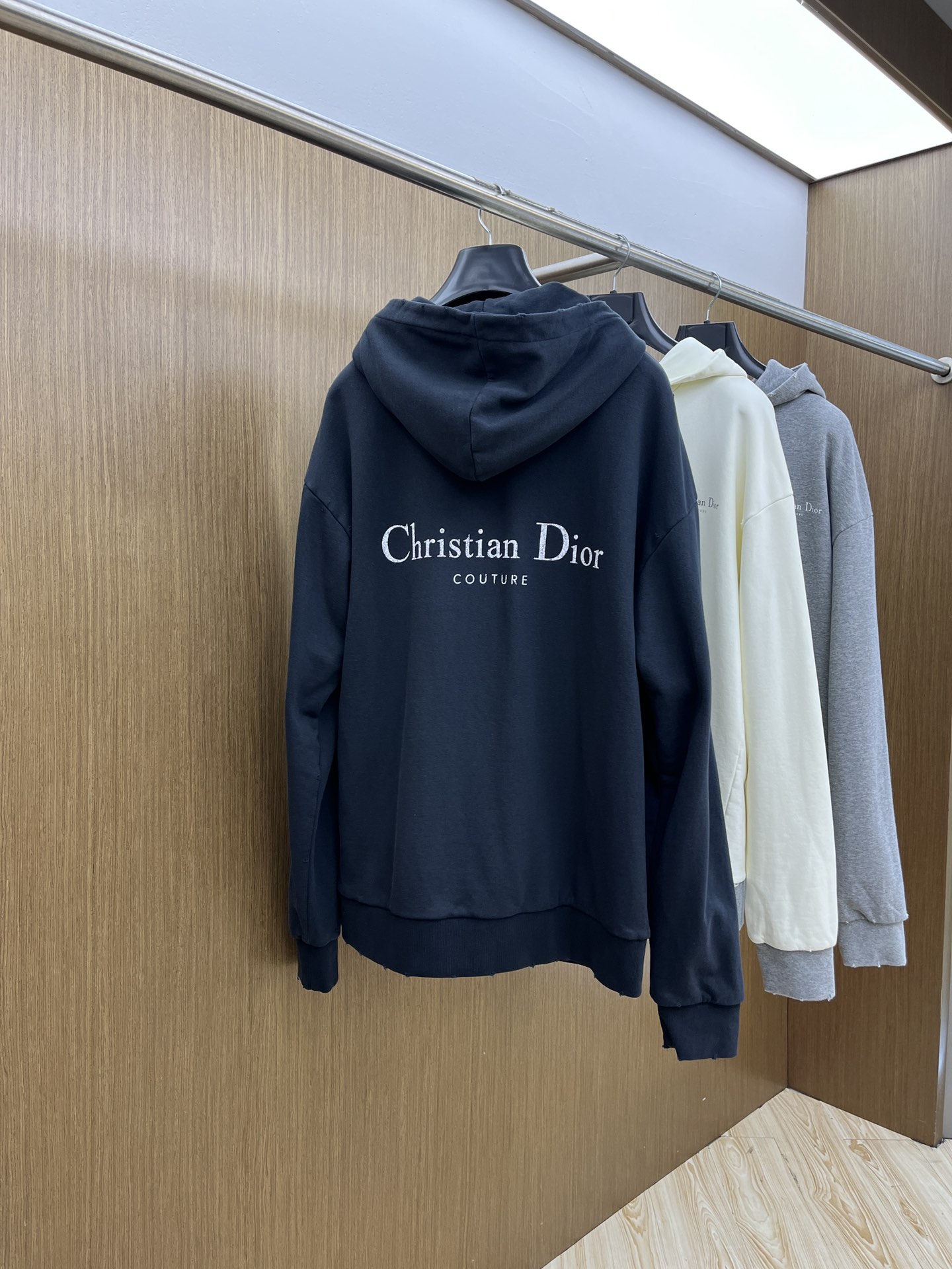 Dior迪奥2025秋冬经典做旧斑驳字母印花连帽卫衣一款份量十足超高克重的卫衣 男女同款这款连帽卫衣采用