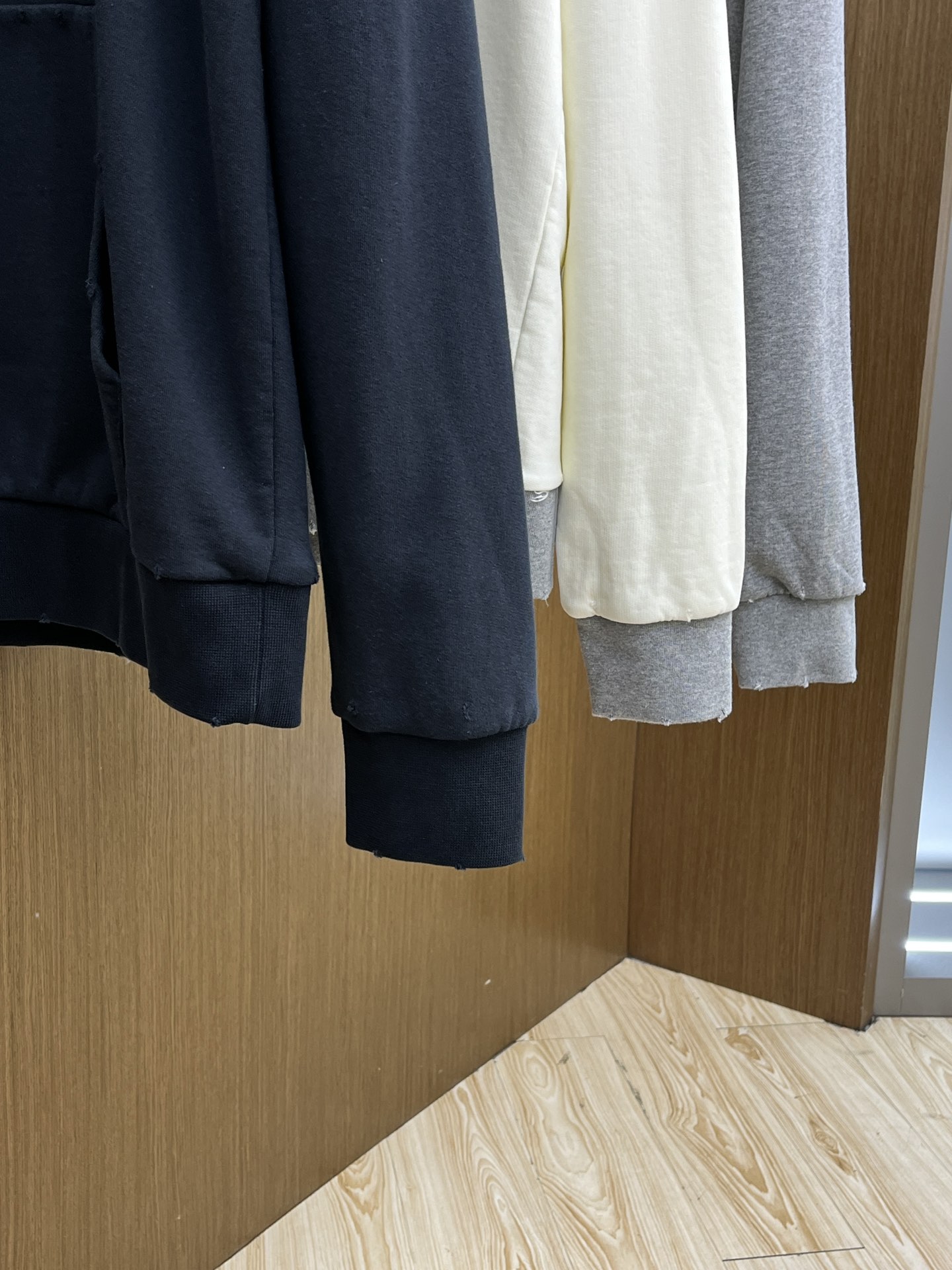 Dior迪奥2025秋冬经典做旧斑驳字母印花连帽卫衣一款份量十足超高克重的卫衣 男女同款这款连帽卫衣采用