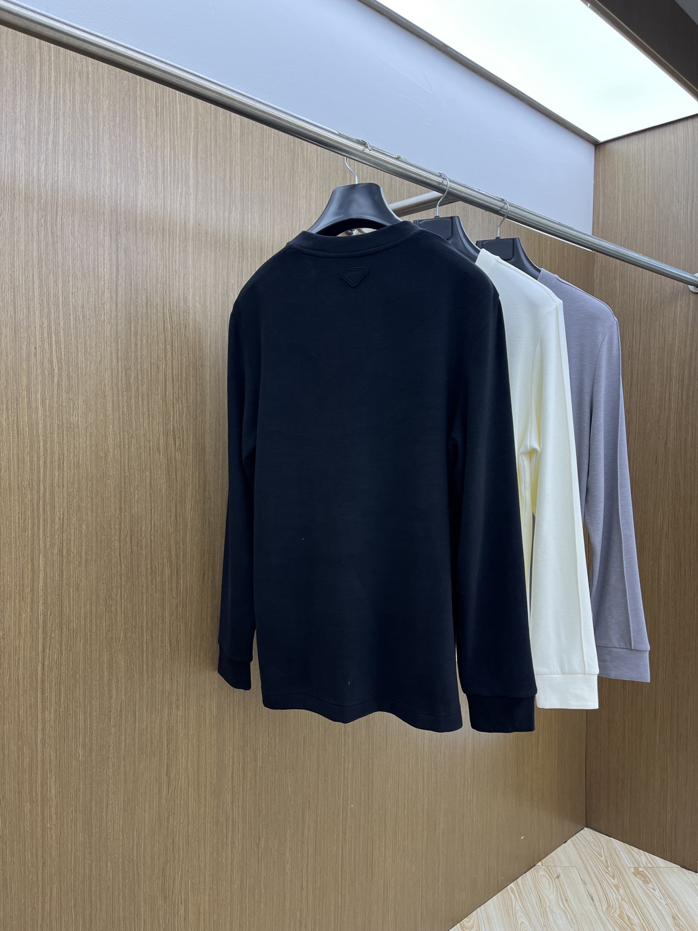 秋冬 PD 🔥秋冬PRADA打底衫 面料选用暖姜天丝德绒 面料细腻柔软上身舒适 简约时尚 适配商务、休闲