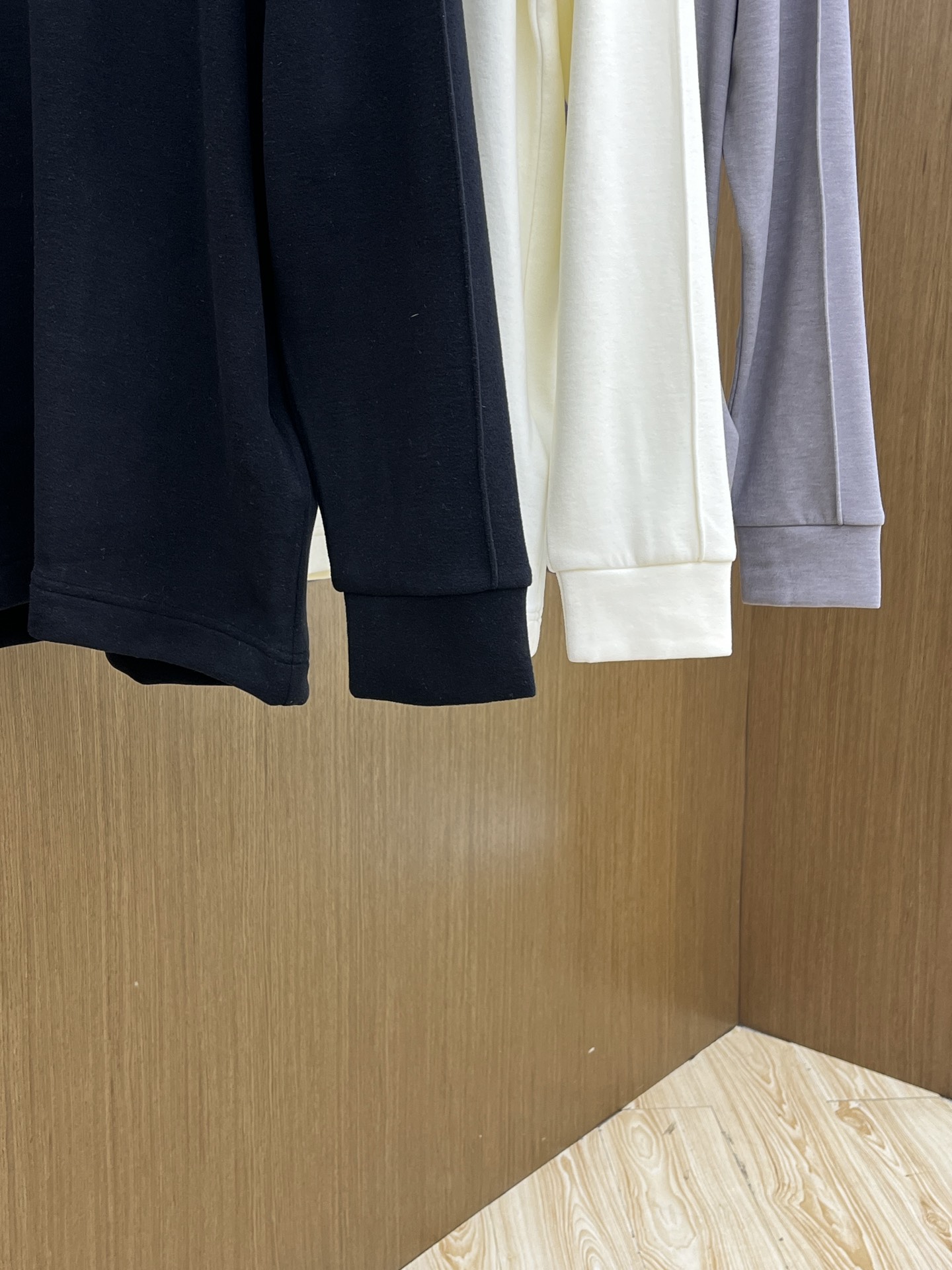 秋冬 PD 🔥秋冬PRADA打底衫 面料选用暖姜天丝德绒 面料细腻柔软上身舒适 简约时尚 适配商务、休闲