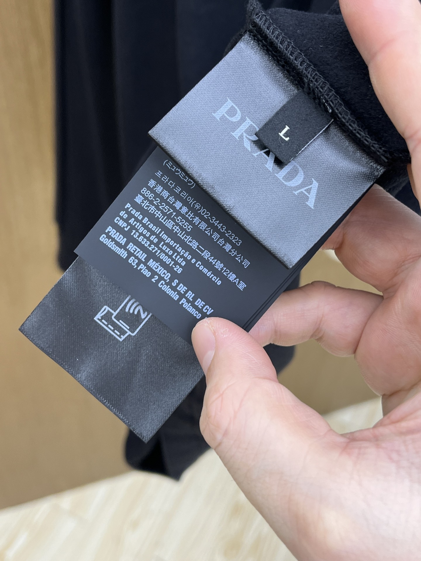 秋冬 PD 🔥秋冬PRADA打底衫 面料选用暖姜天丝德绒 面料细腻柔软上身舒适 简约时尚 适配商务、休闲