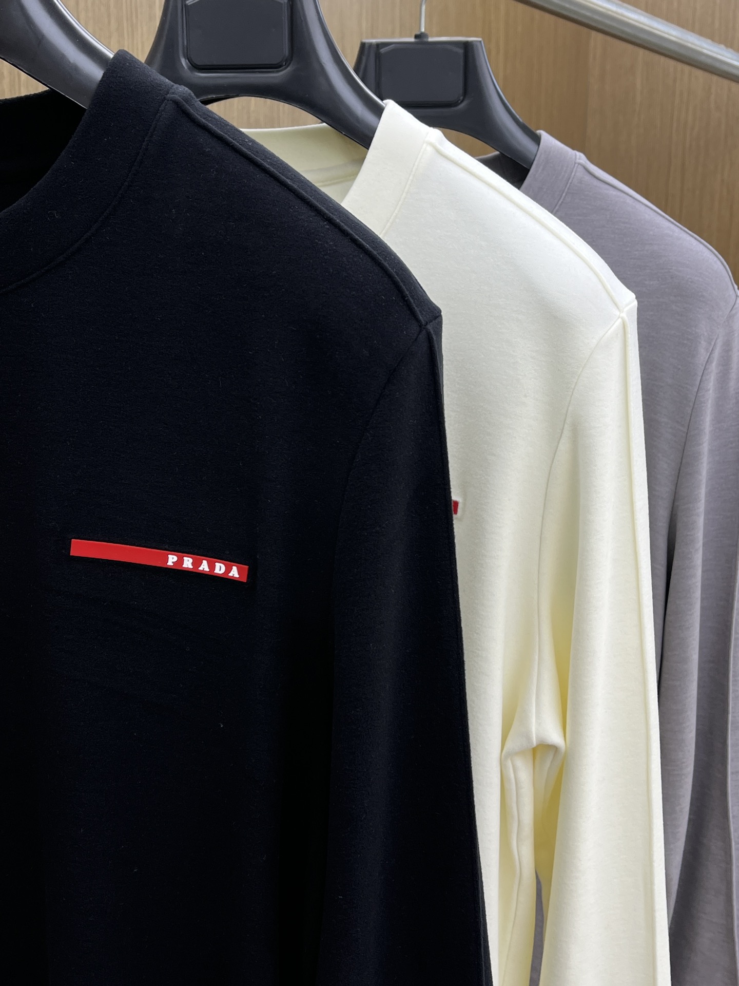 秋冬 PD 🔥秋冬PRADA打底衫 面料选用暖姜天丝德绒 面料细腻柔软上身舒适 简约时尚 适配商务、休闲