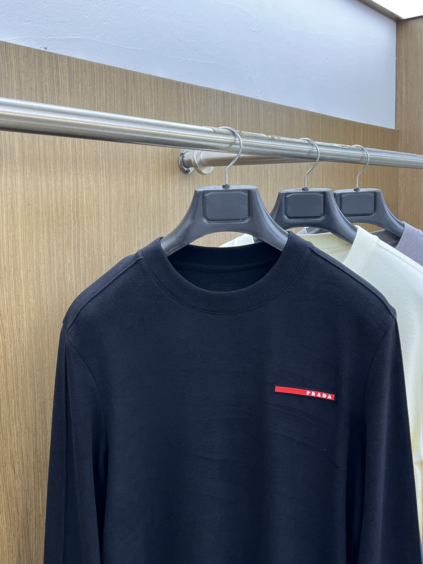 秋冬 PD 🔥秋冬PRADA打底衫 面料选用暖姜天丝德绒 面料细腻柔软上身舒适 简约时尚 适配商务、休闲