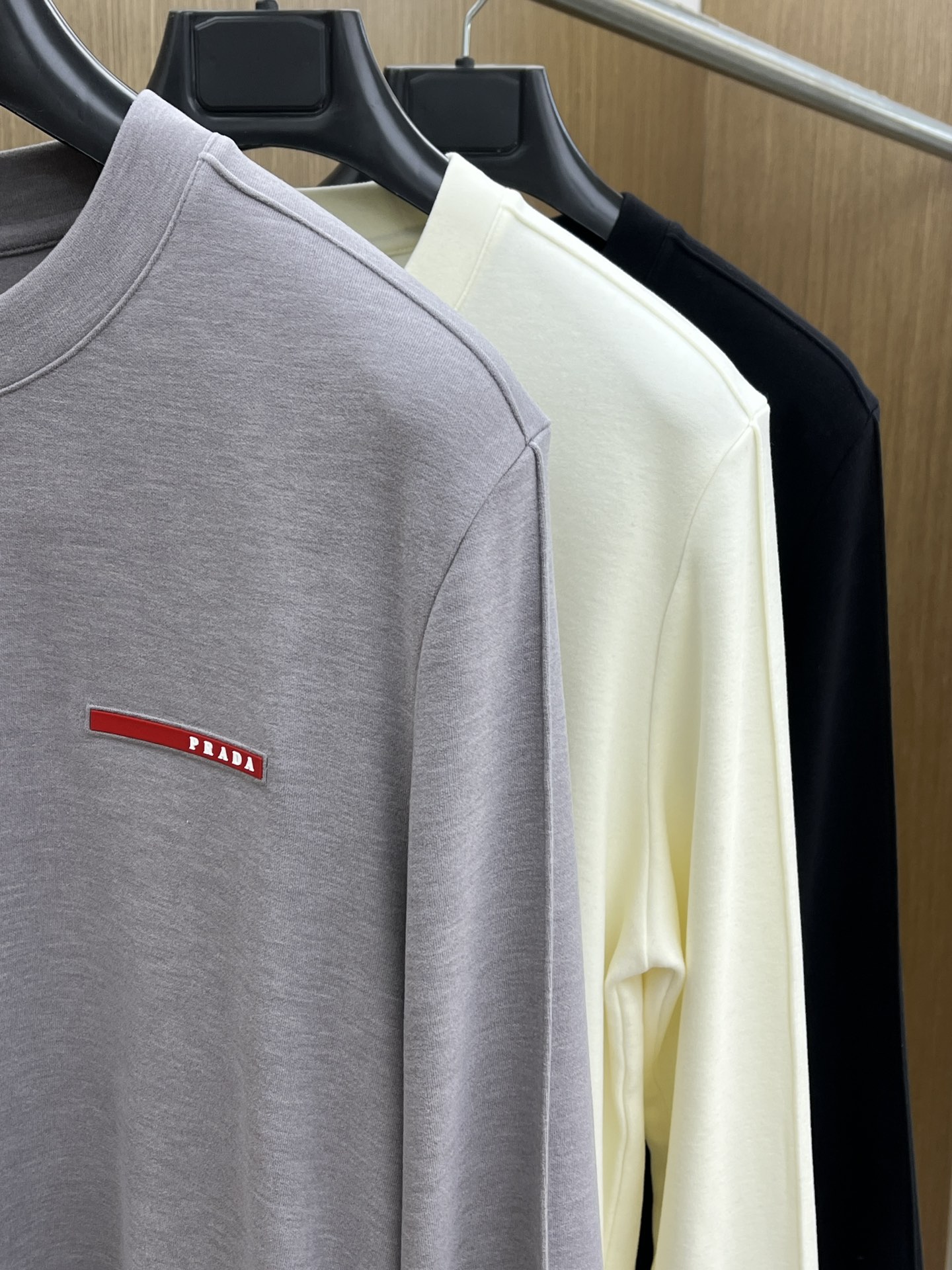 秋冬 PD 🔥秋冬PRADA打底衫 面料选用暖姜天丝德绒 面料细腻柔软上身舒适 简约时尚 适配商务、休闲