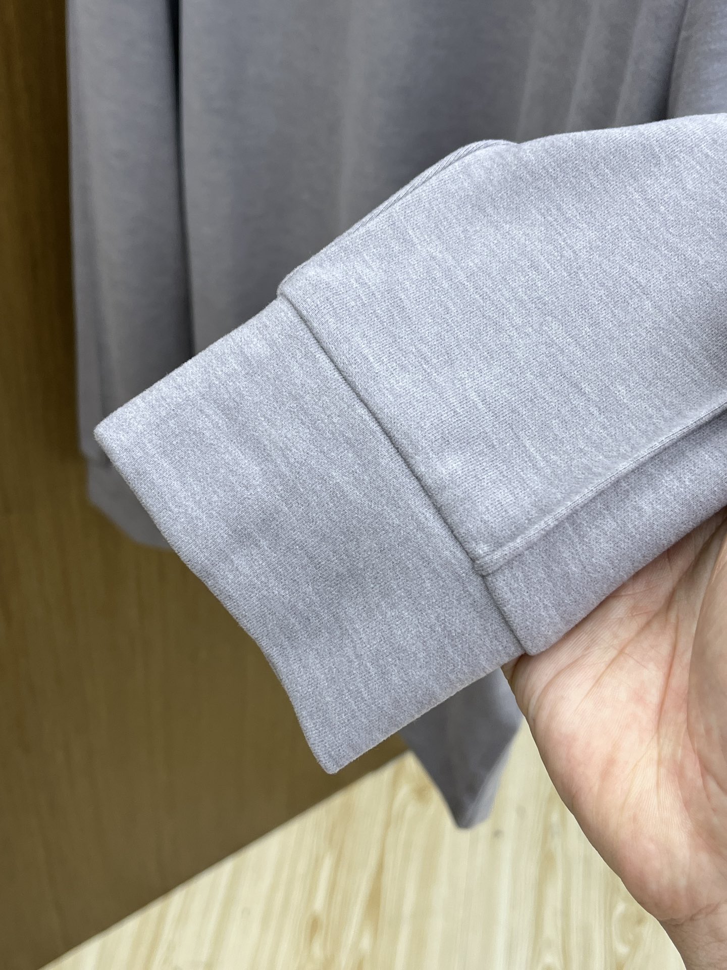 秋冬 PD 🔥秋冬PRADA打底衫 面料选用暖姜天丝德绒 面料细腻柔软上身舒适 简约时尚 适配商务、休闲