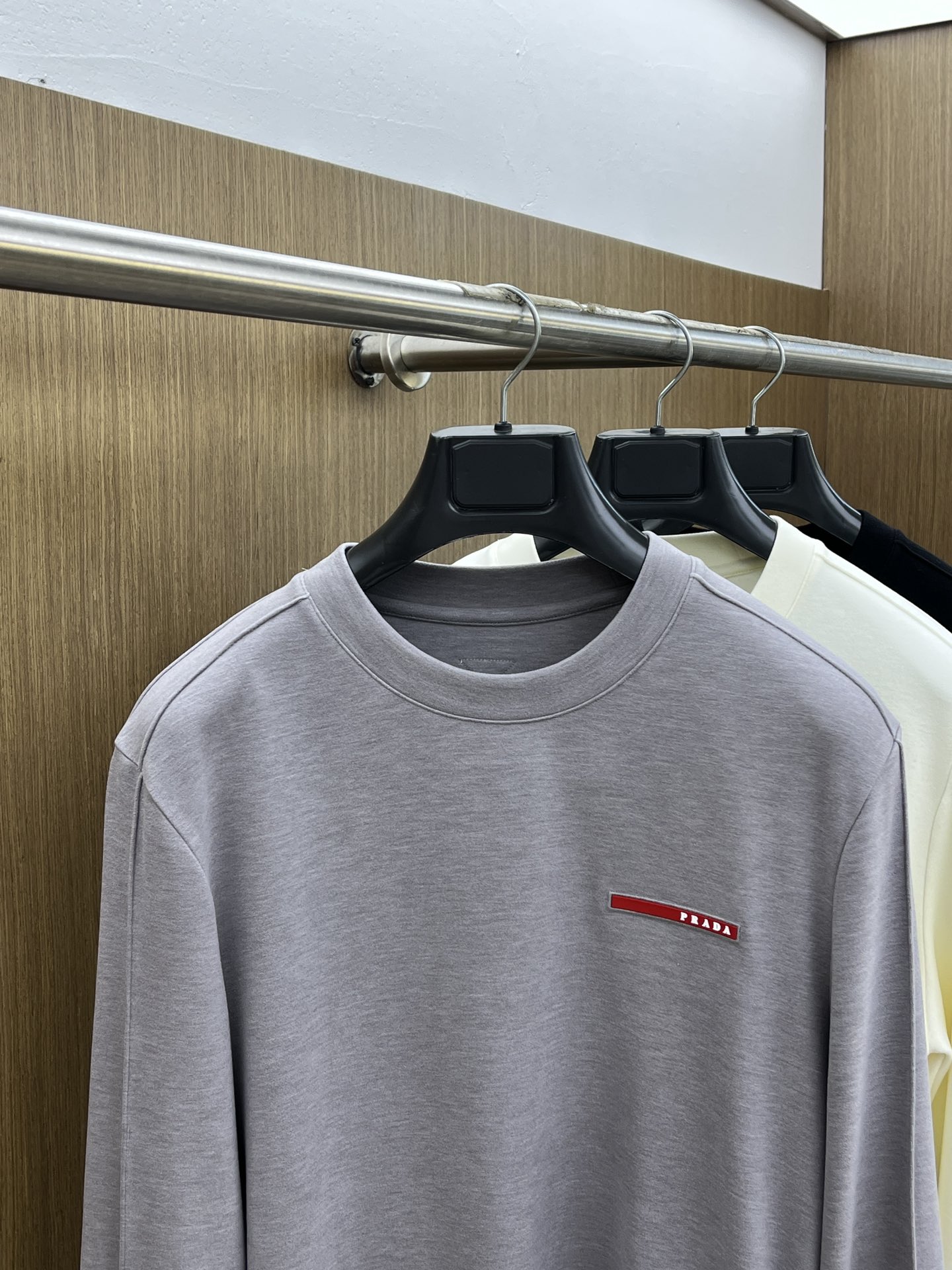 秋冬 PD 🔥秋冬PRADA打底衫 面料选用暖姜天丝德绒 面料细腻柔软上身舒适 简约时尚 适配商务、休闲