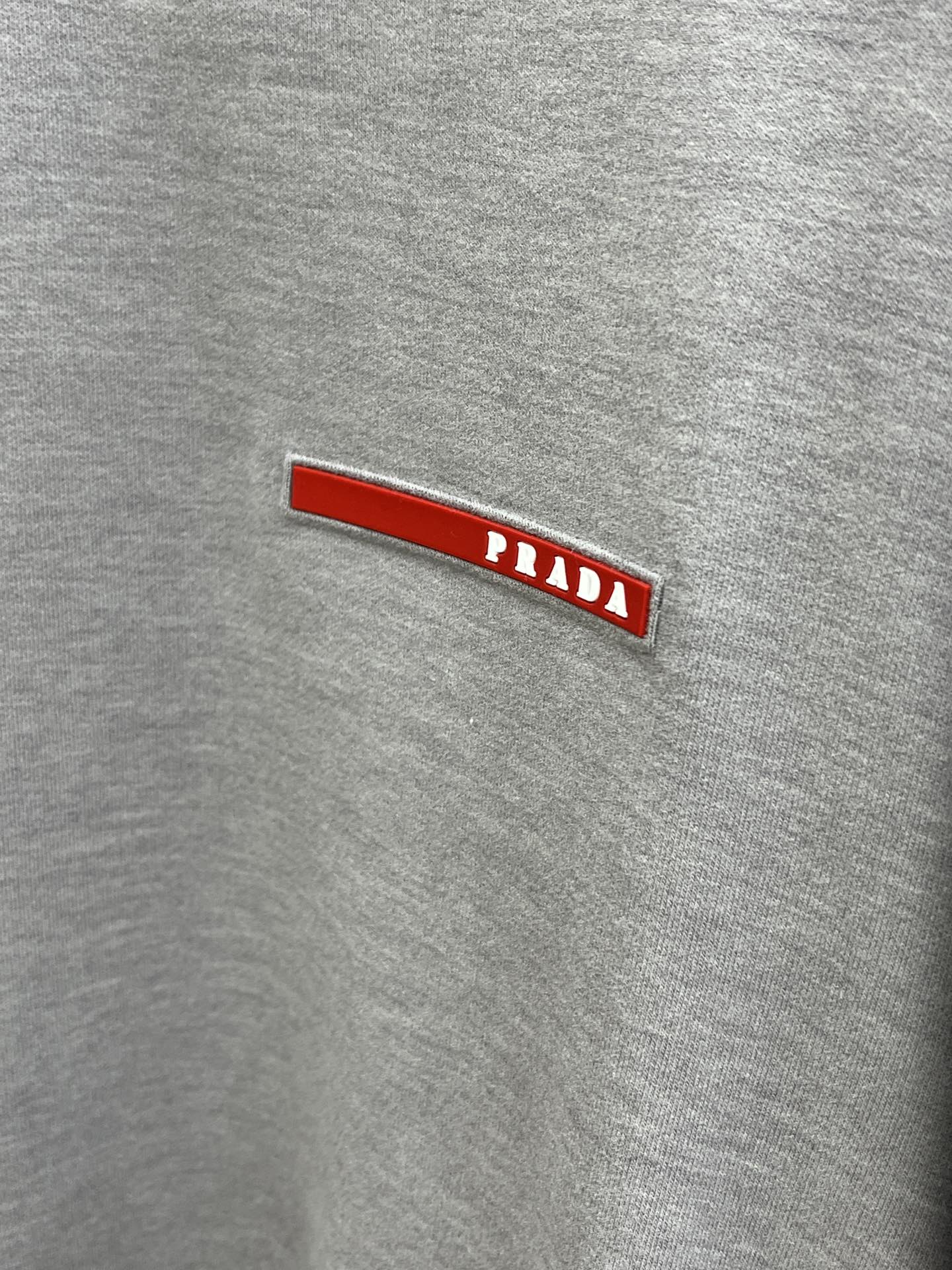 秋冬 PD 🔥秋冬PRADA打底衫 面料选用暖姜天丝德绒 面料细腻柔软上身舒适 简约时尚 适配商务、休闲